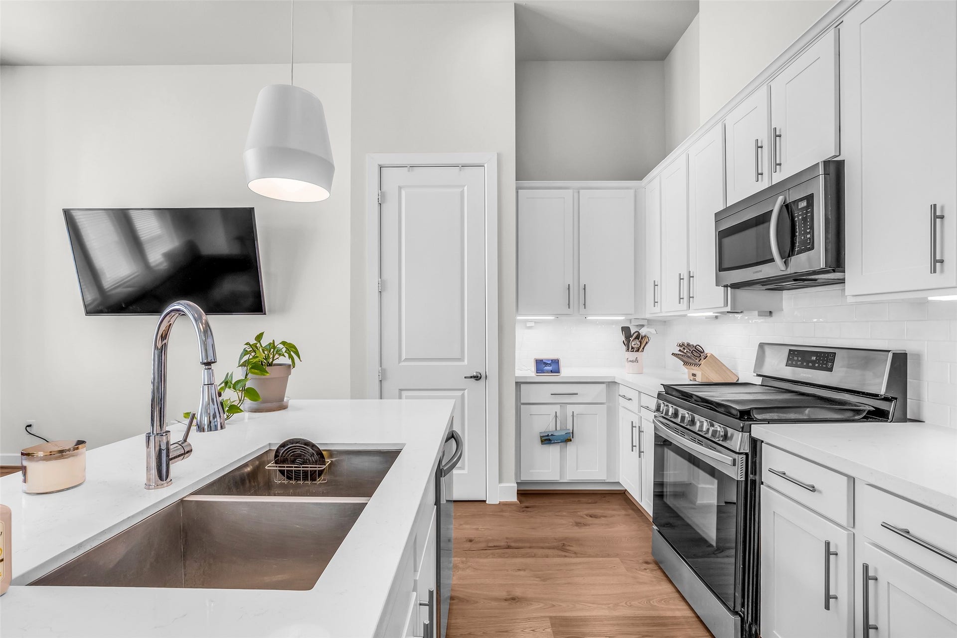 3313 Hutchins Street, Houston, TX 77004 It is equipped with a microwave, dishwasher, gas range, waste disposal, and a double-basin sink, providing the essential features for everyday cooking and cleanup.