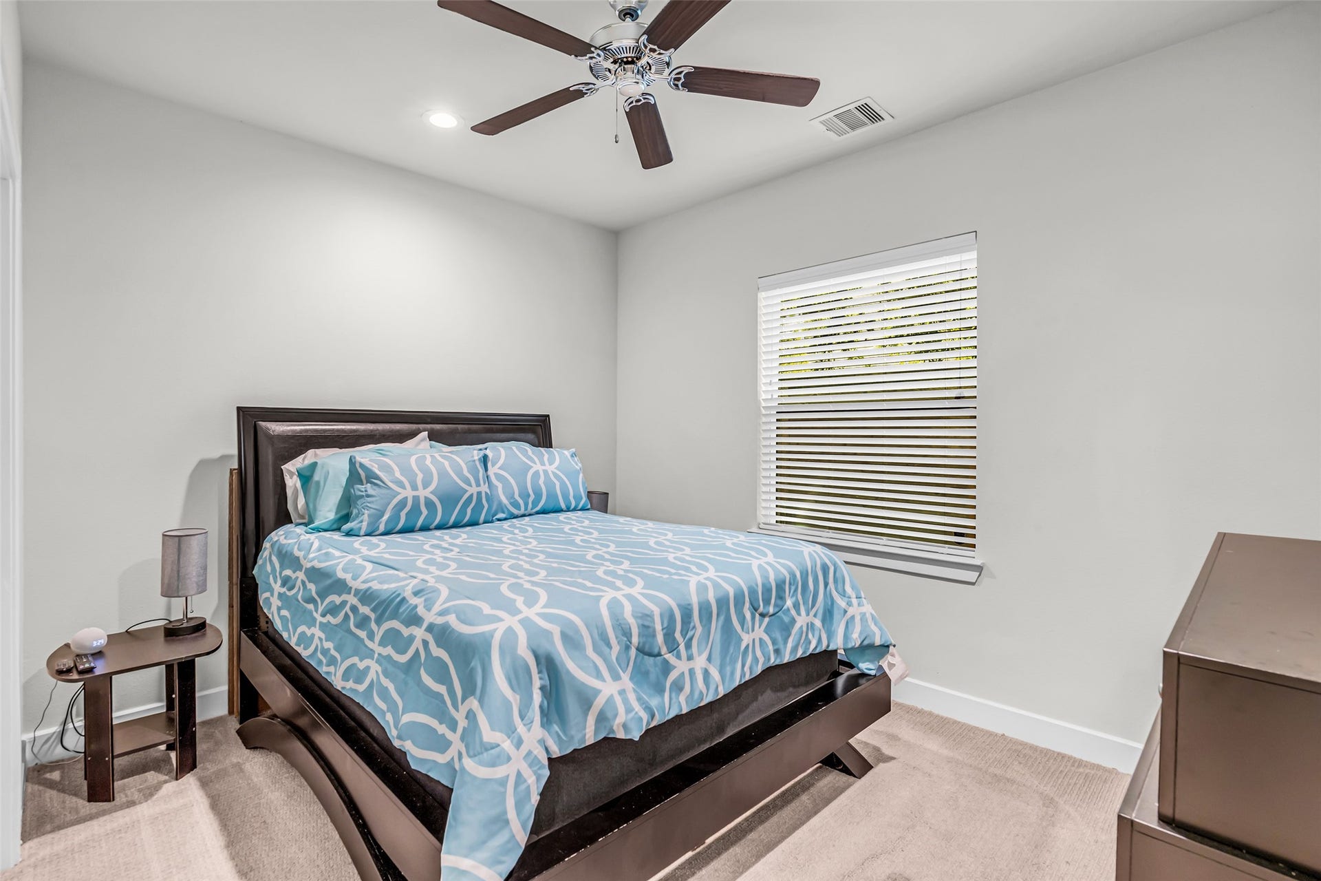 3313 Hutchins Street, Houston, TX 77004 Additional secondary room located on the first floor, featuring carpeted flooring, a ceiling fan, and a window with views of the backyard.