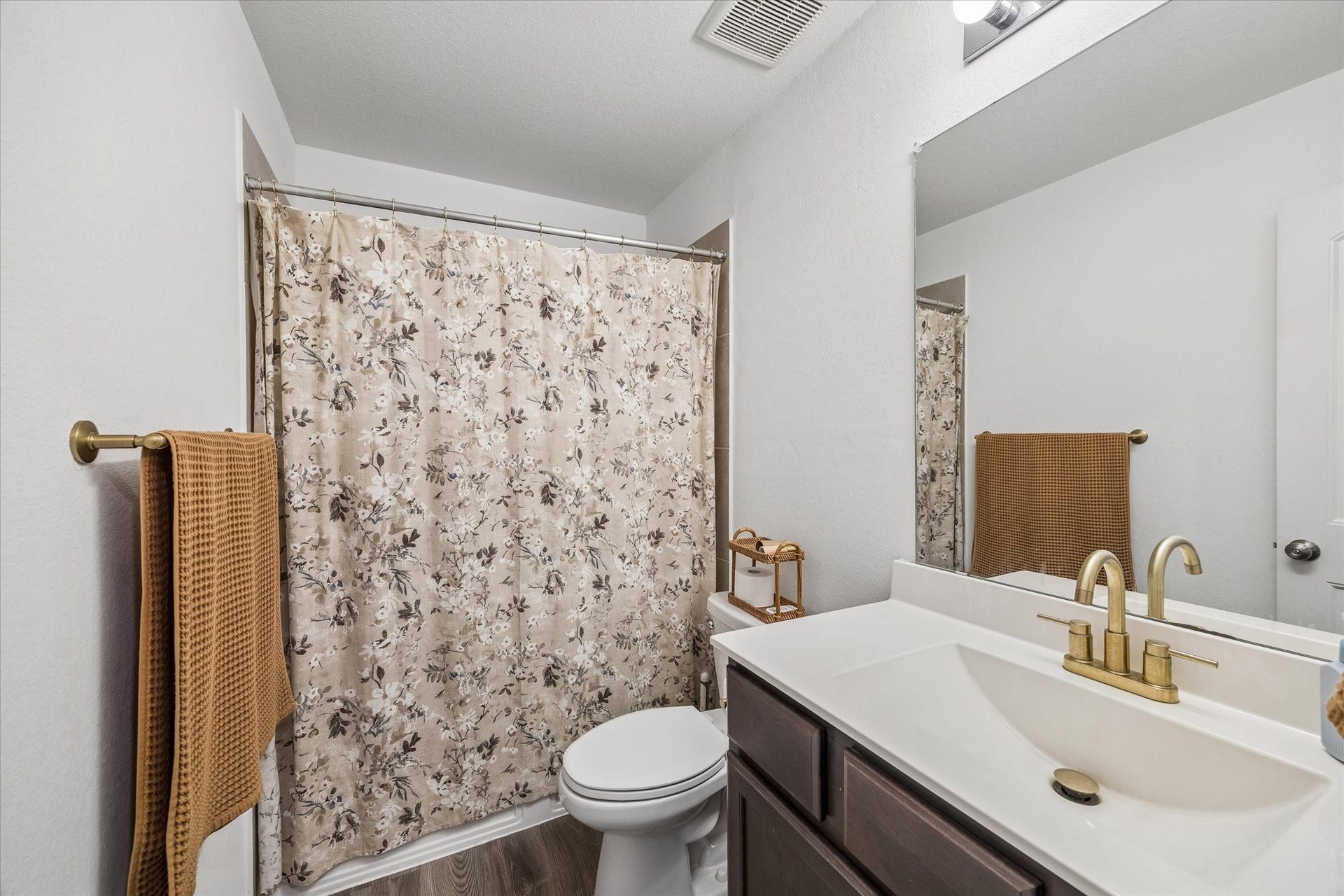 9035 Blue Star Lane, Baytown, TX 77521 Full secondary bathroom