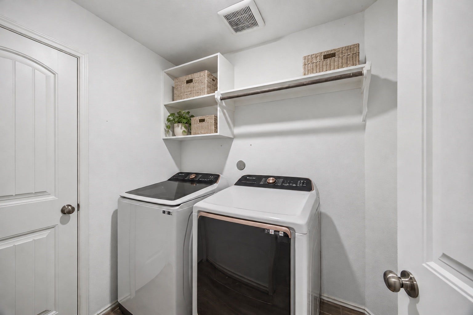 9035 Blue Star Lane, Baytown, TX 77521 Indoor utility room with washer/dryer space
