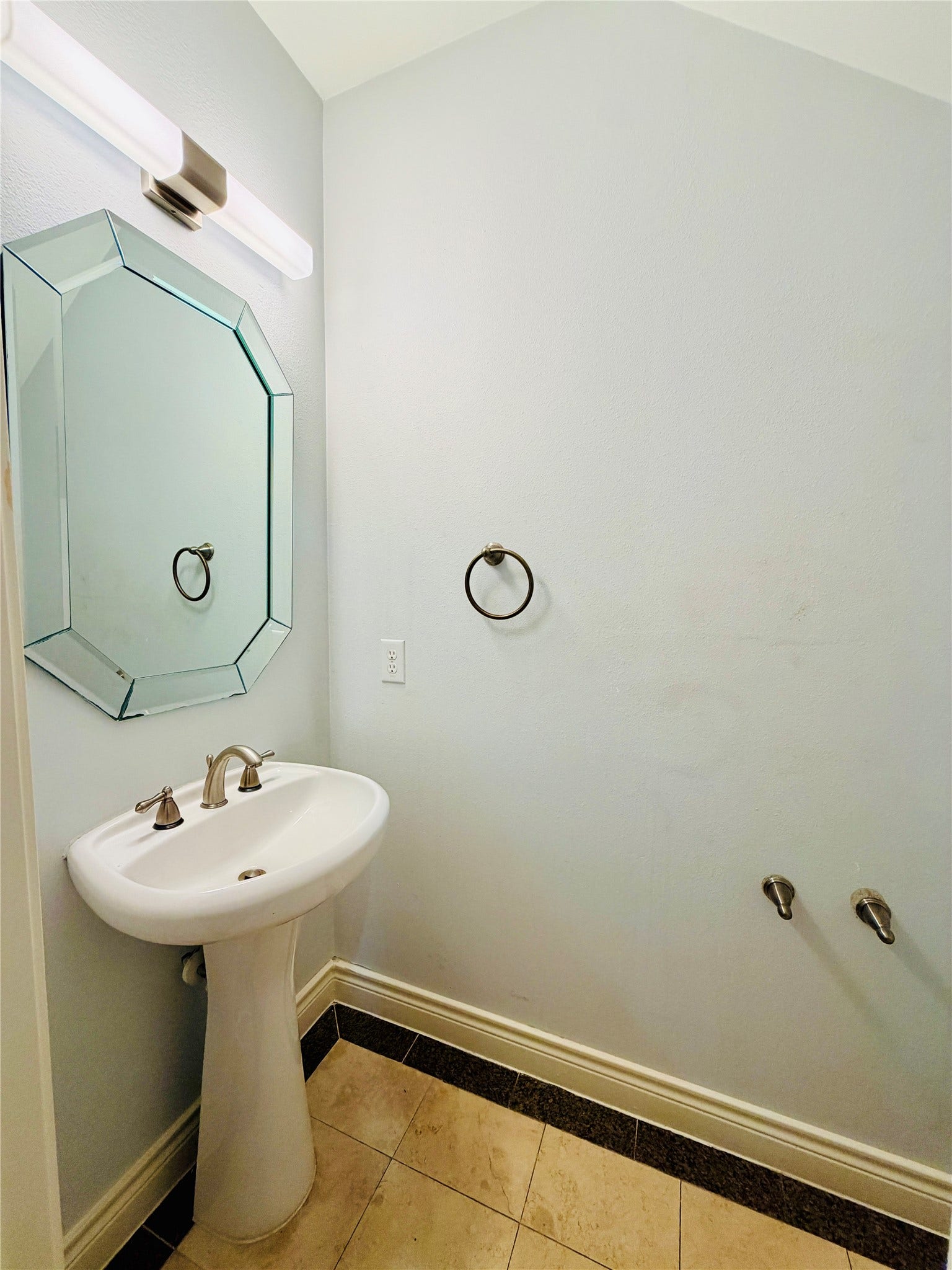 3526 Cline Street, Houston, TX 77020 A powder room located on the first floor, convenient for guests and vistors.