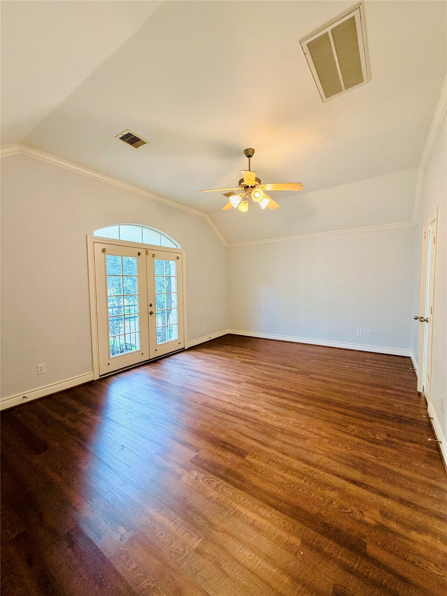 3526 Cline Street, Houston, TX 77020 Escape to the expansive primary suite, designed for ultimate relaxation. This generous sized room easily accommodates king-sized furniture with vaulted ceilings and double door windows.