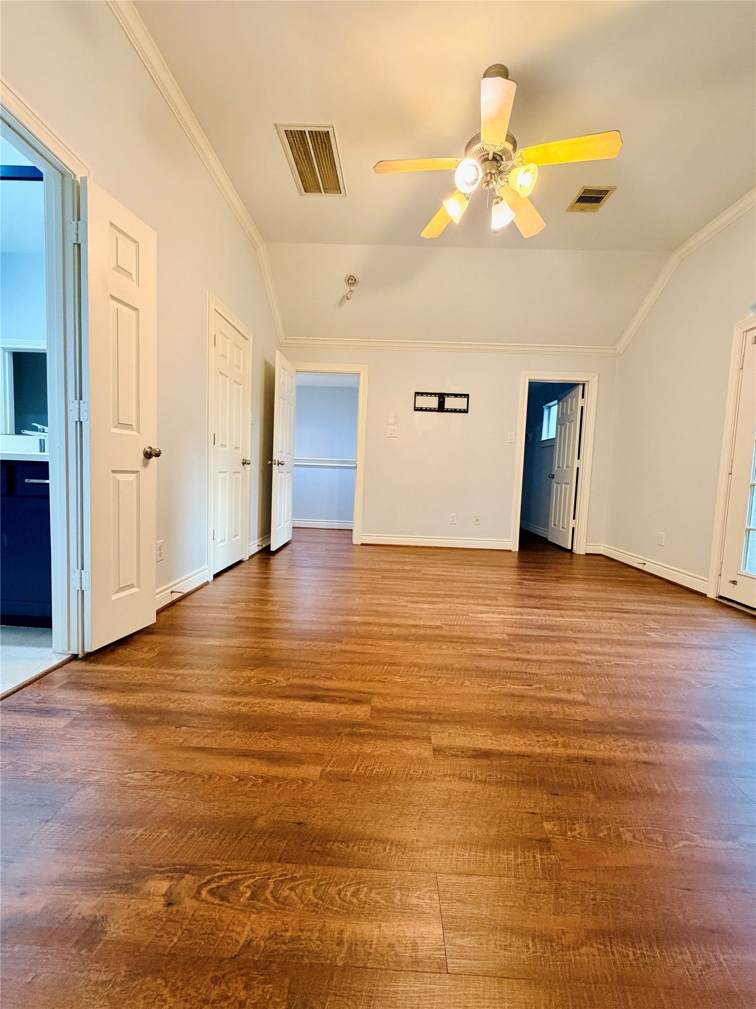 3526 Cline Street, Houston, TX 77020 The lovely suite not only features a private restroom, but also two large walk-in closets.
