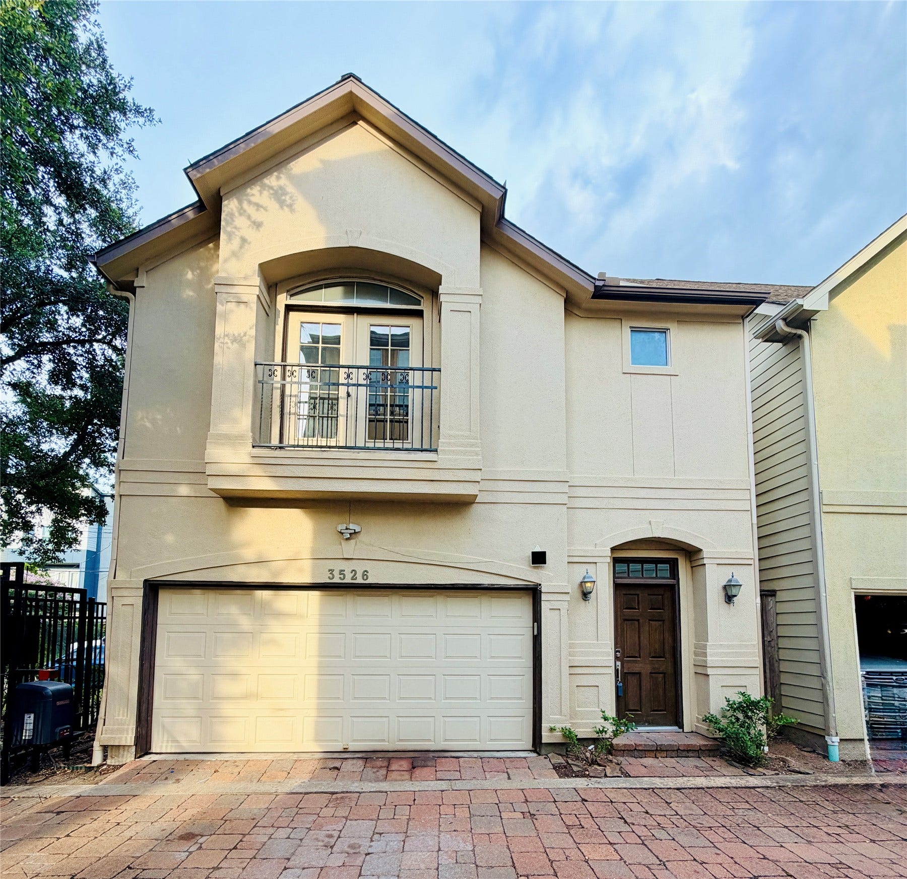 3526 Cline Street, Houston, TX 77020 Discover your new home in a private gated community! This spacious corner lot, two-story house is just minutes from the medical center and downtown Houston.
