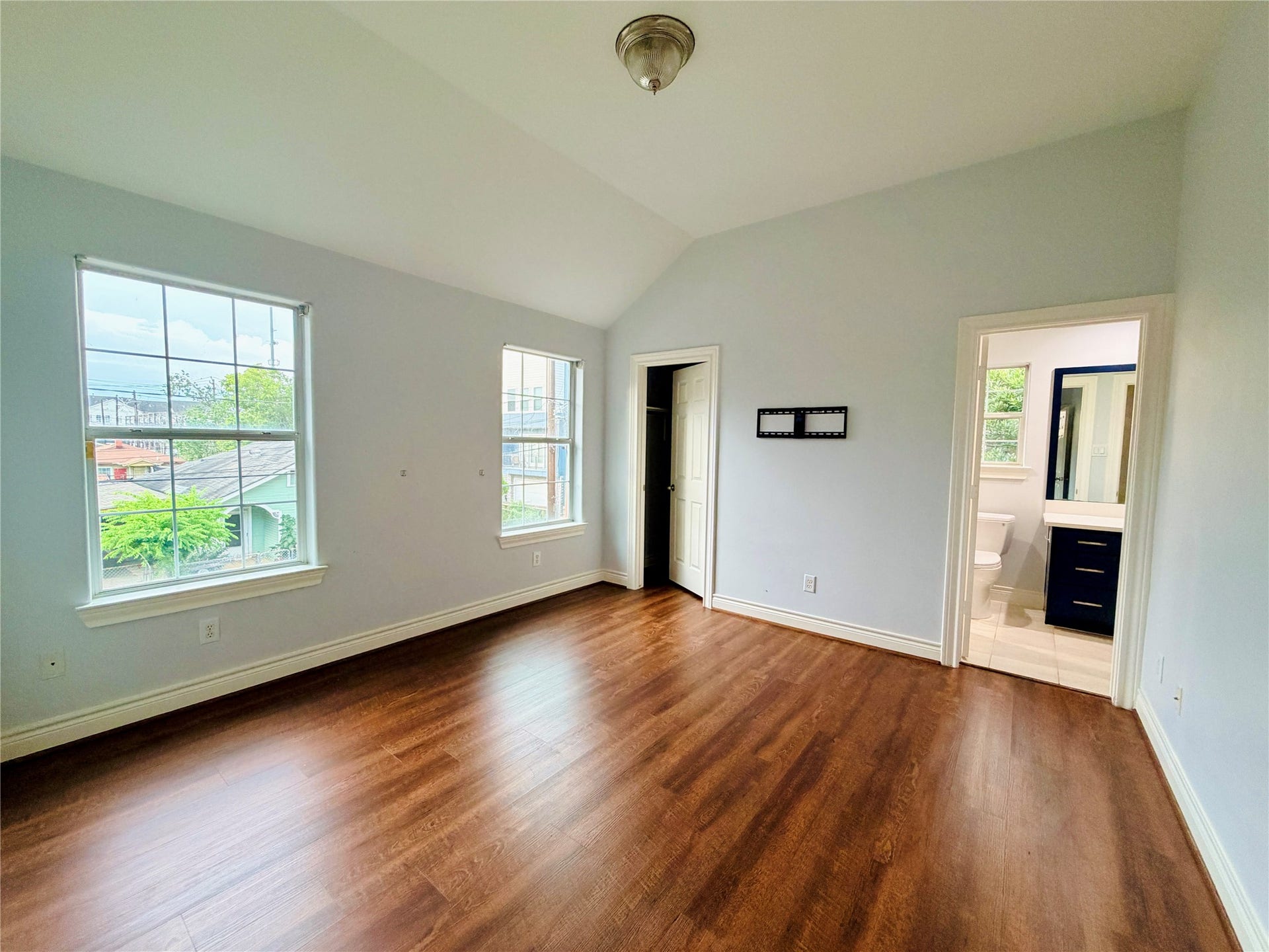3526 Cline Street, Houston, TX 77020 Third bedroom with high ceilings, bright windows, and a walk in closet. Connected to the jack and jill restroom.