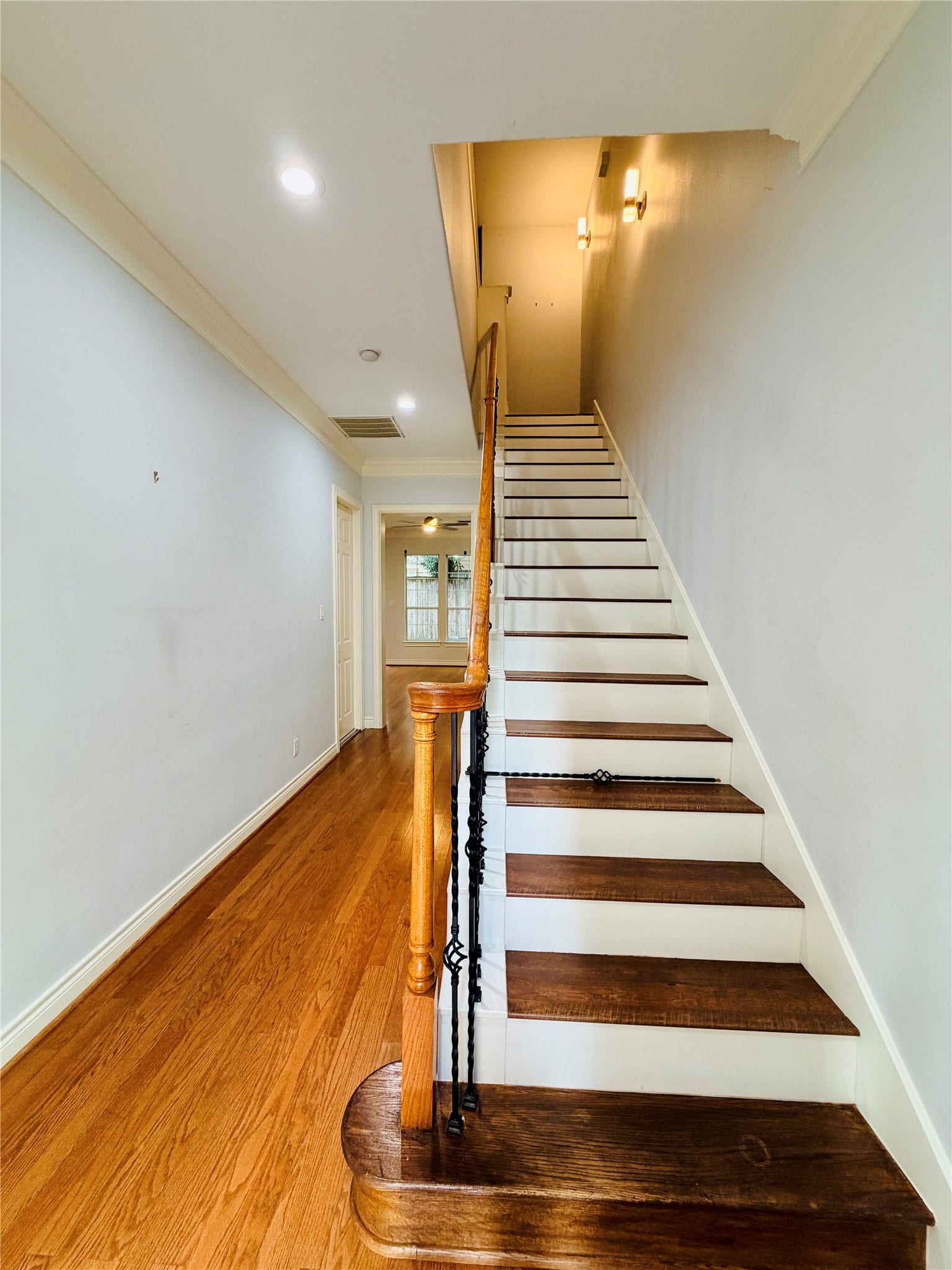 3526 Cline Street, Houston, TX 77020 This inviting foyer boasts soaring ceilings, elegant hardwood floors, and refined crown molding.