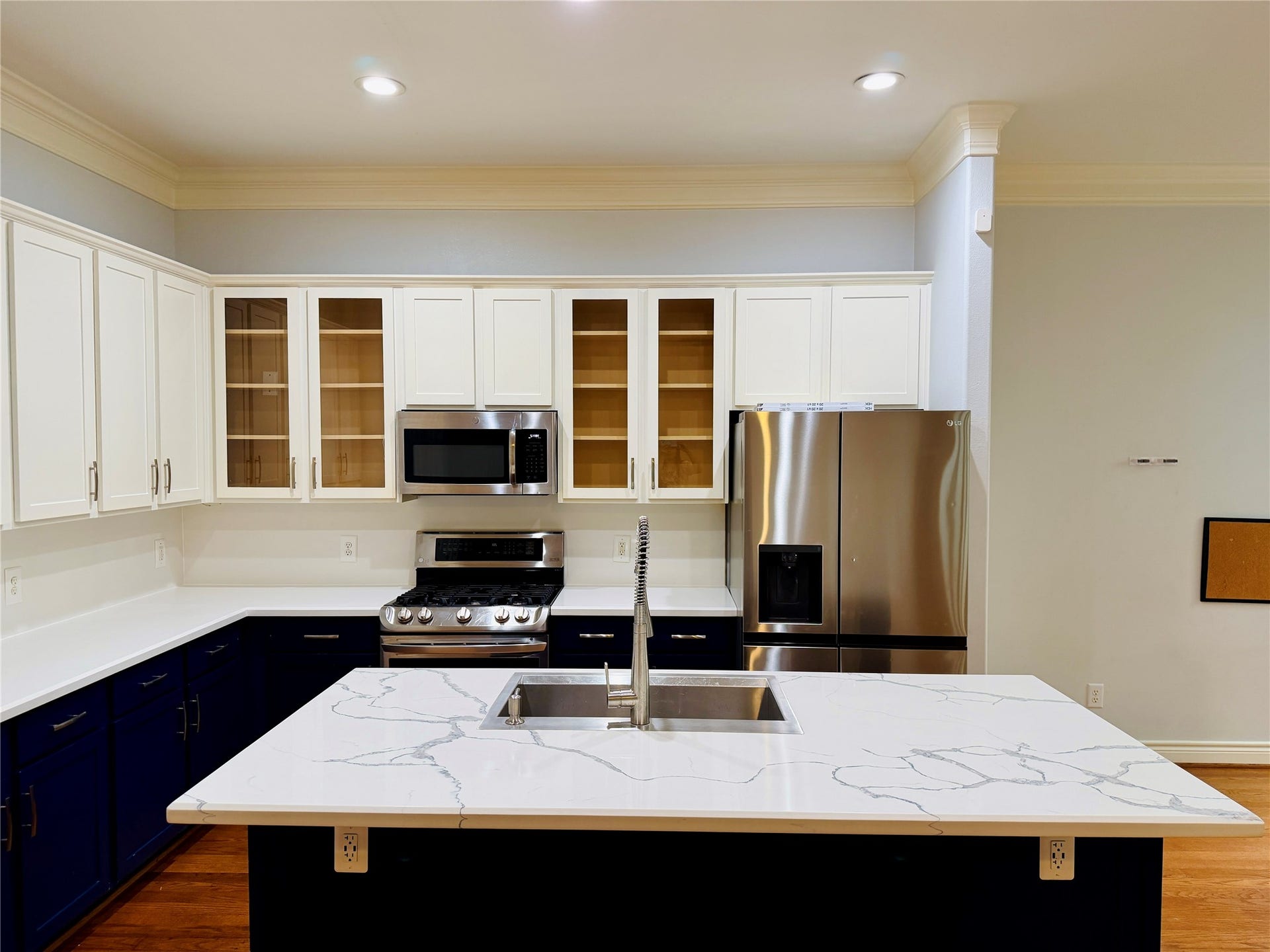 3526 Cline Street, Houston, TX 77020 Another close up look of this gorgeous kitchen with undercounter outlets.