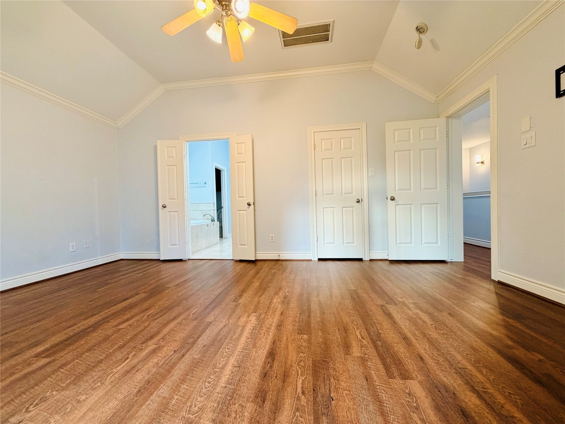 3526 Cline Street, Houston, TX 77020 The primary suite with an attached en-suite bath
