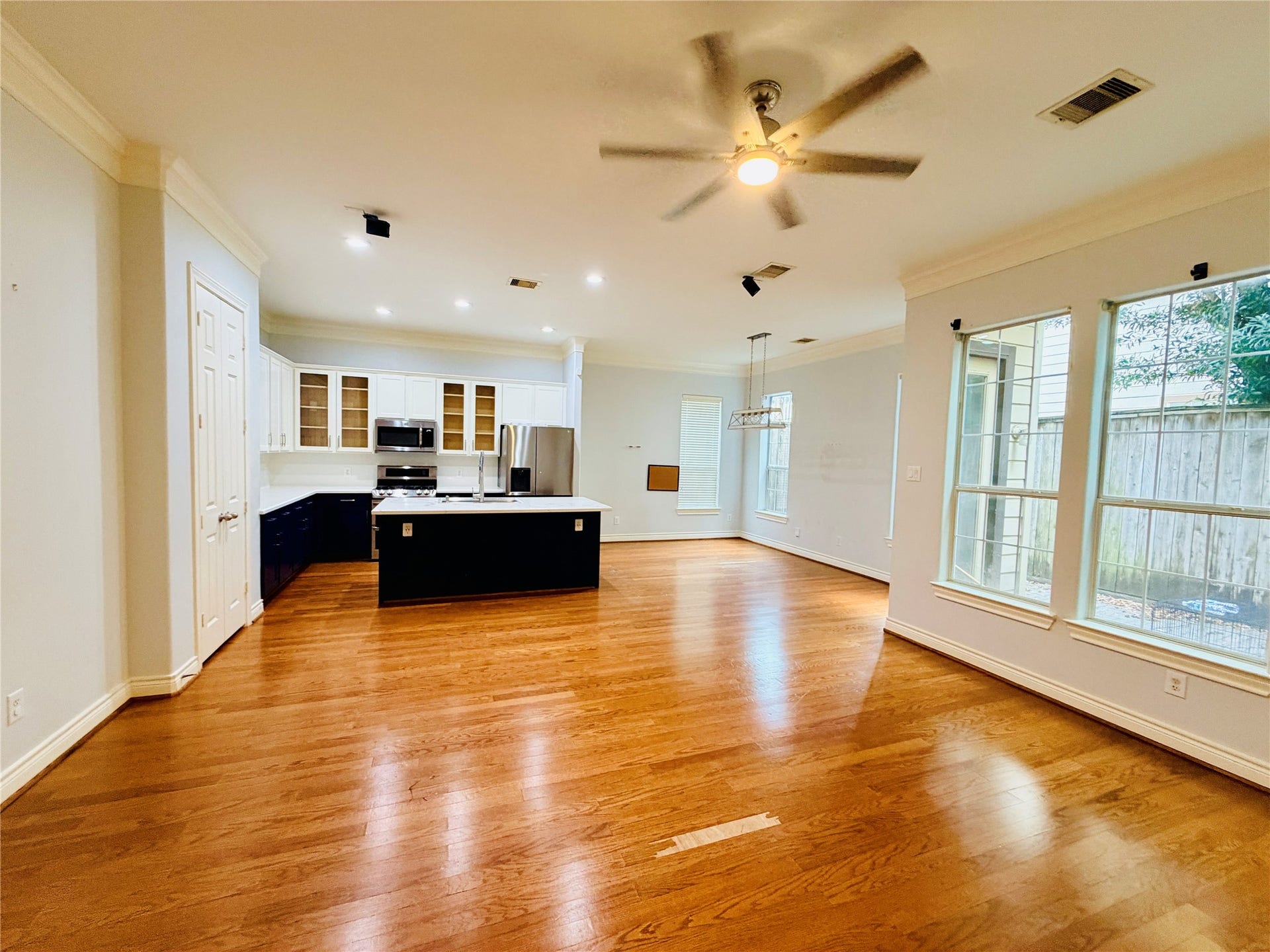 3526 Cline Street, Houston, TX 77020 This open-concept kitchen seamlessly connects to the living and dining areas, featuring a spacious center island with elegant quartz countertops.