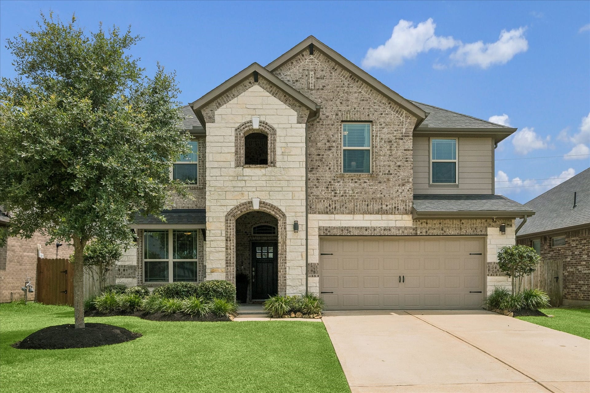 1520 Harvest Vine Court, Friendswood, TX 77546 Welcome to 1520 Harvest Vine in the Friendswood Trails neighborhood.