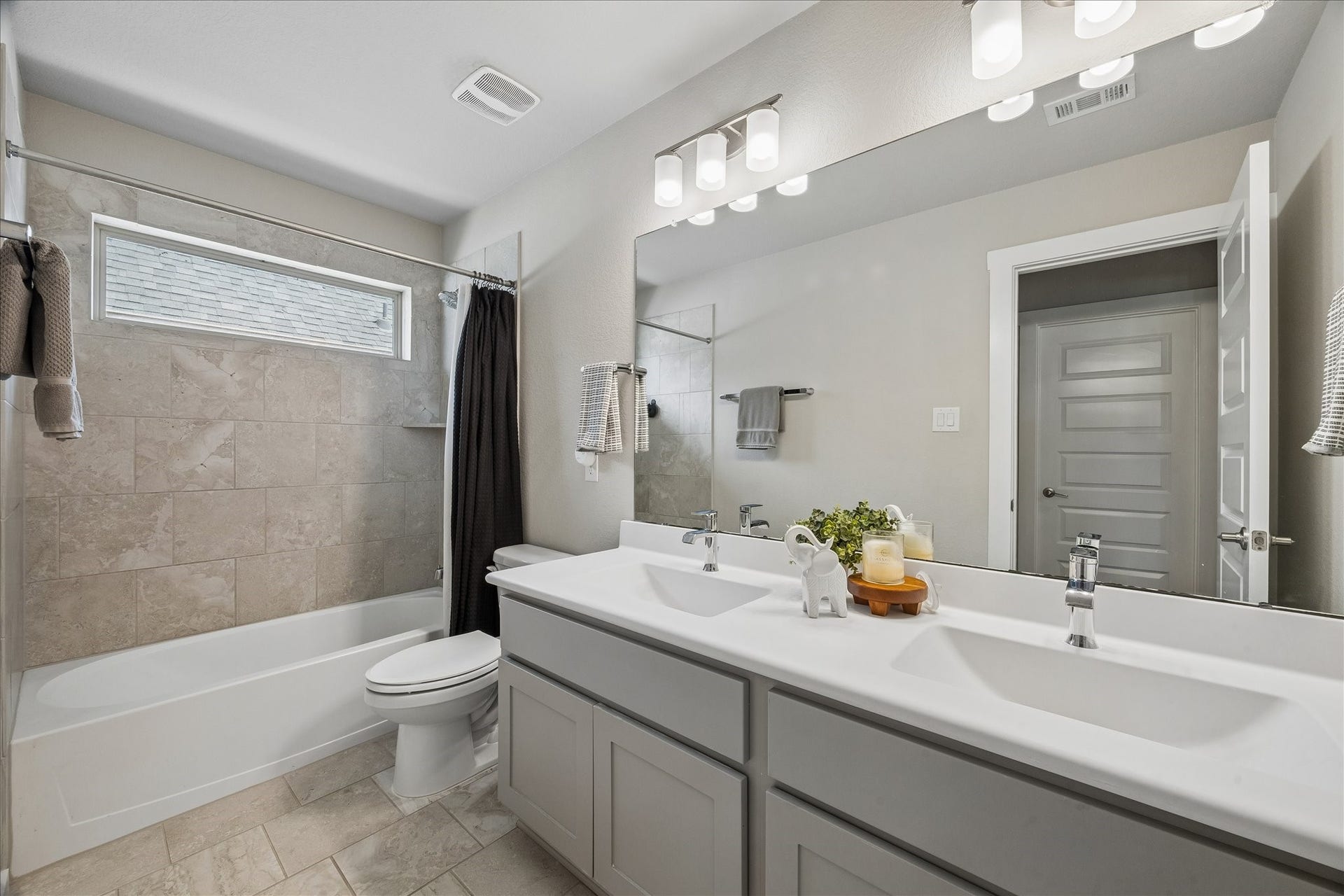 1520 Harvest Vine Court, Friendswood, TX 77546 Secondary bath on second floor.