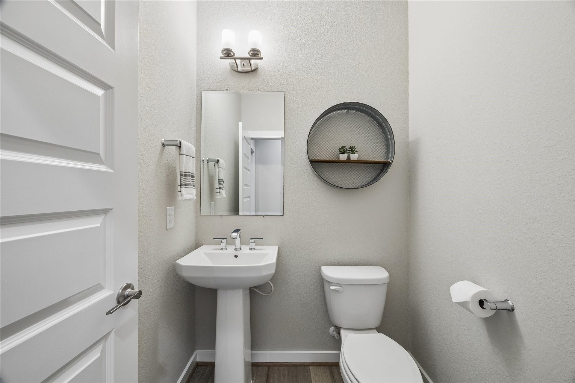 1520 Harvest Vine Court, Friendswood, TX 77546 First floor powder bath.L