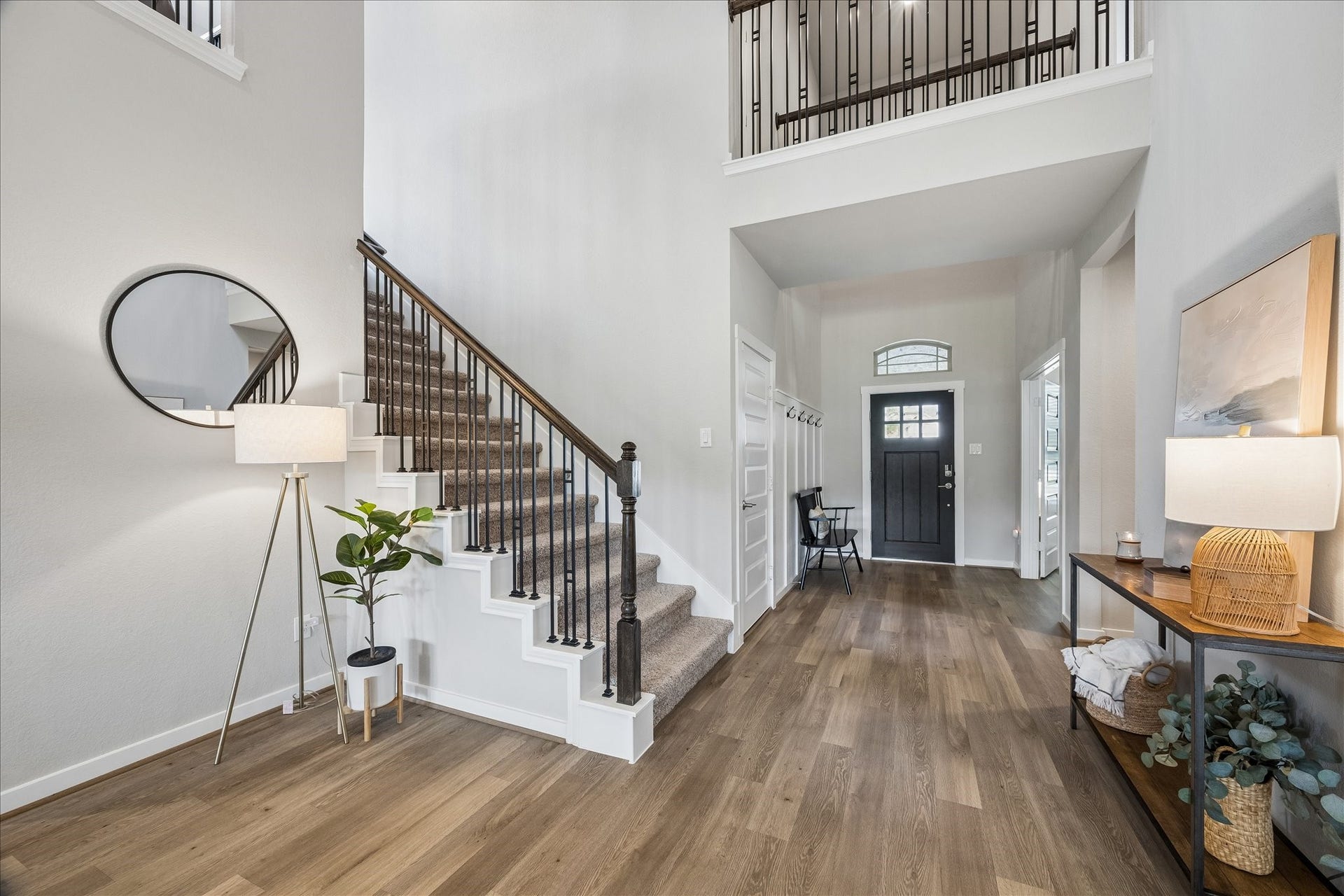 1520 Harvest Vine Court, Friendswood, TX 77546 View of the entry and stairwell.