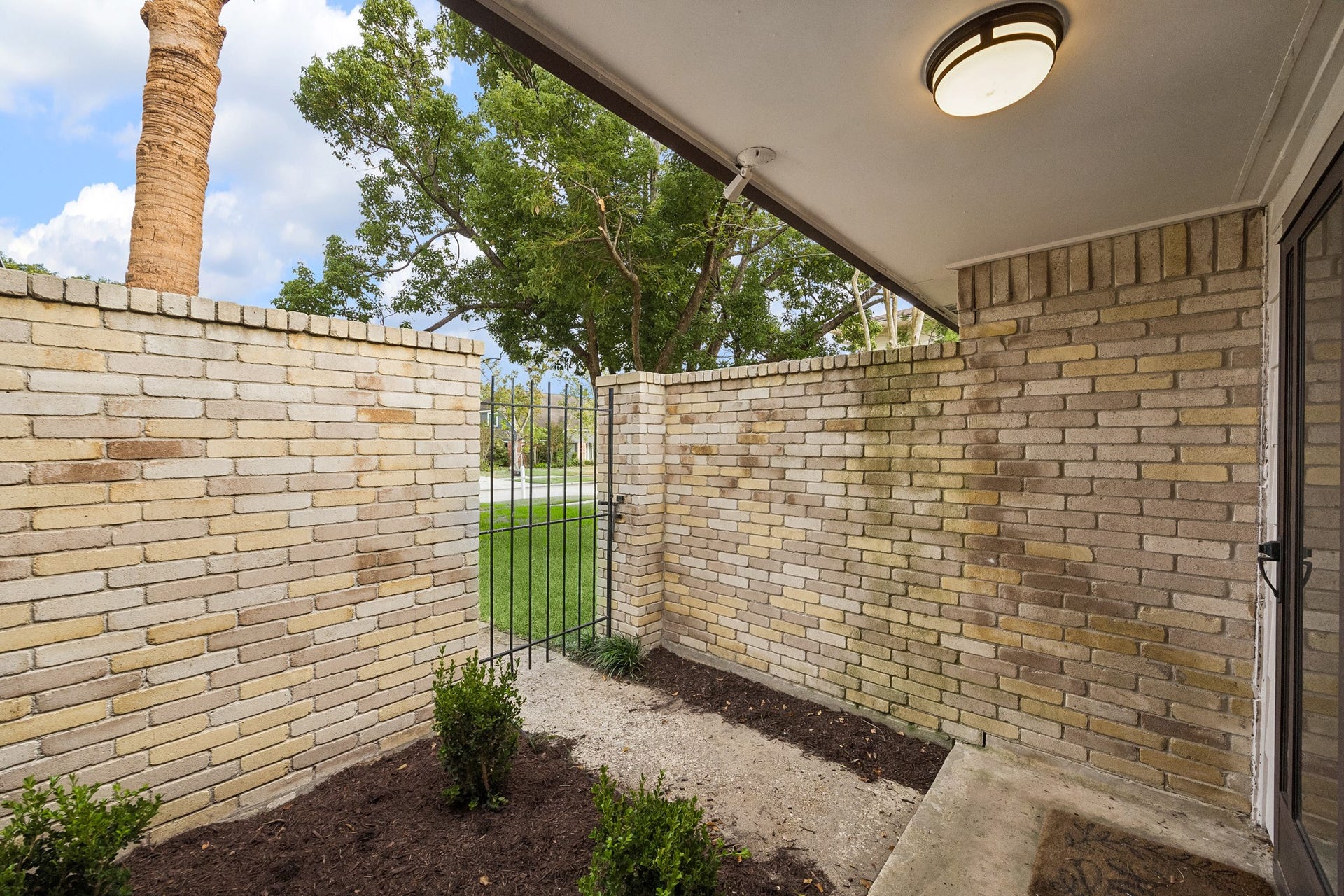 2319 Hampton Road, League City, TX 77573 Small courtyard provides privacy and a pleasant welcome to guests.