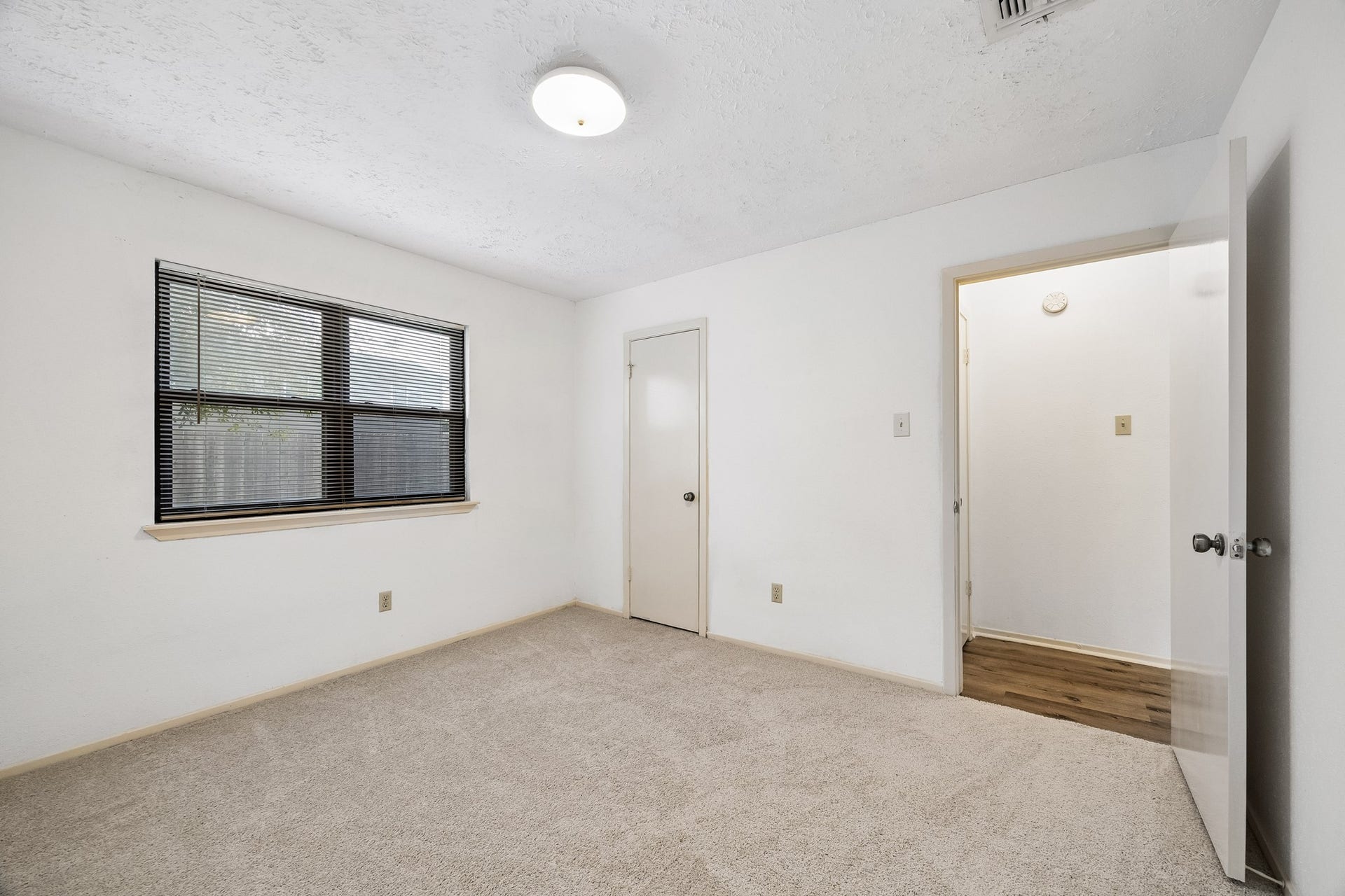 2319 Hampton Road, League City, TX 77573 Secondary bedroom 1 has new carpet and walk-in closet.