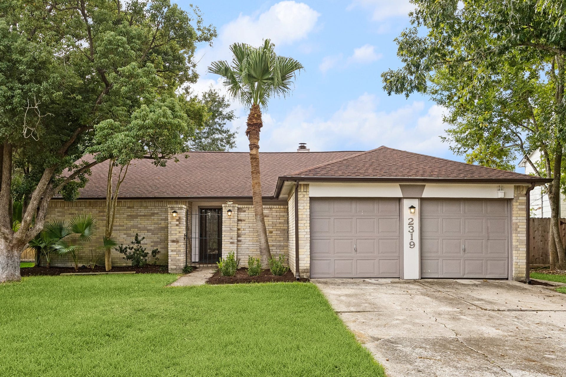 2319 Hampton Road, League City, TX 77573 This GREAT 4 bedroom, 2 bath home in League City's Ellis Landing will serve you well for years to come!