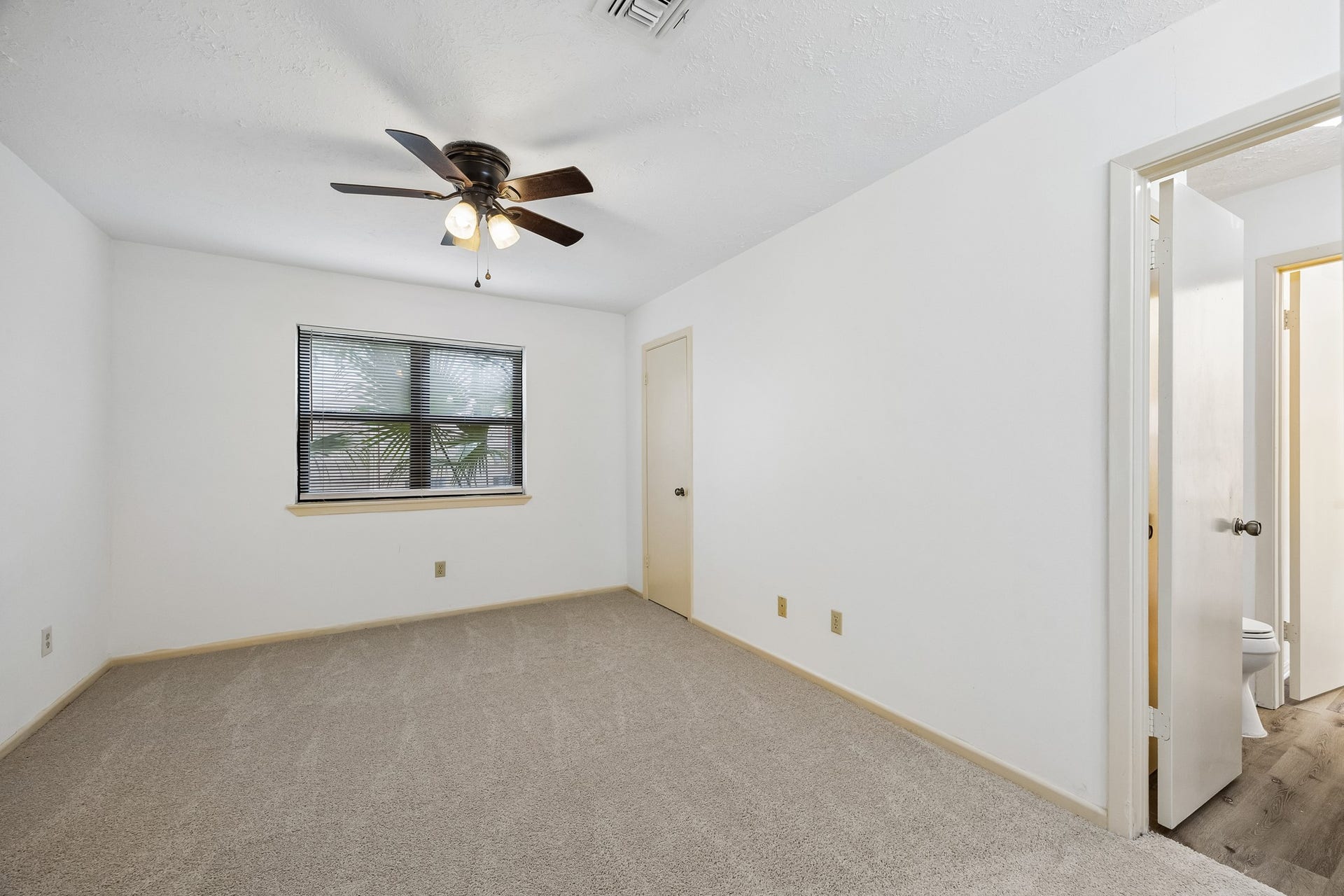 2319 Hampton Road, League City, TX 77573 Secondary bedroom 2 has easy access to the secondary bathroom as well as new carpet and walk-in closet and ceiling fan.