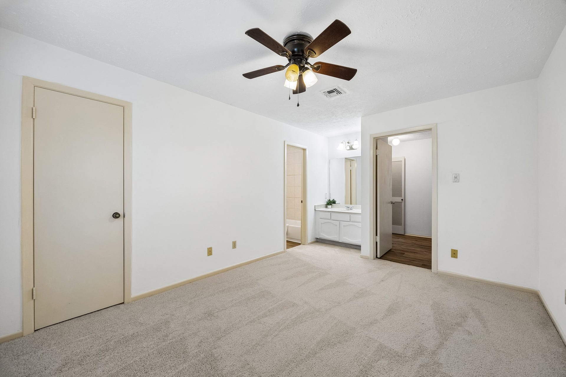 2319 Hampton Road, League City, TX 77573 Secondary bedroom 2 also has a personal sink.