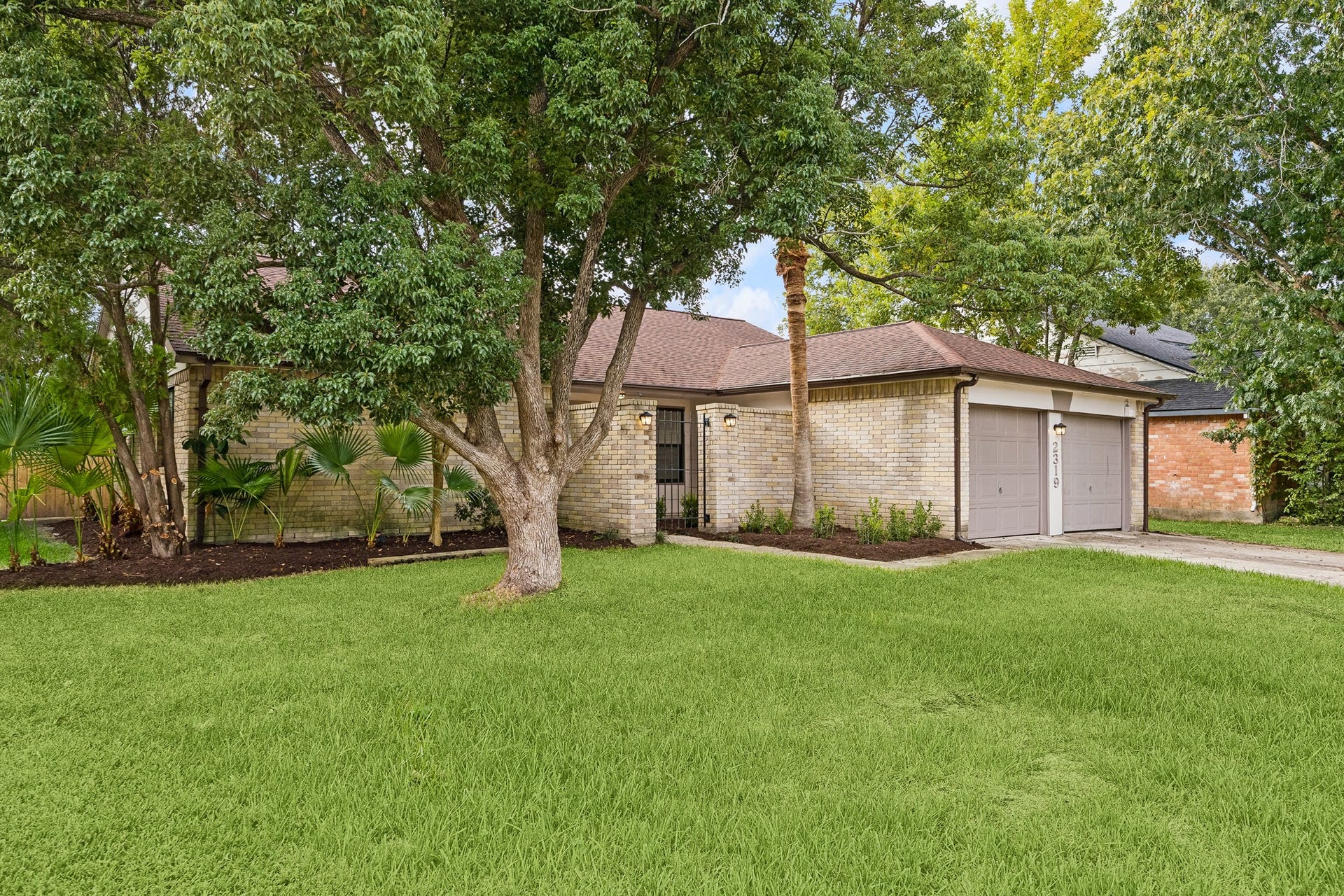 2319 Hampton Road, League City, TX 77573 New mulch and freshened landscape give the home some great curb appeal!