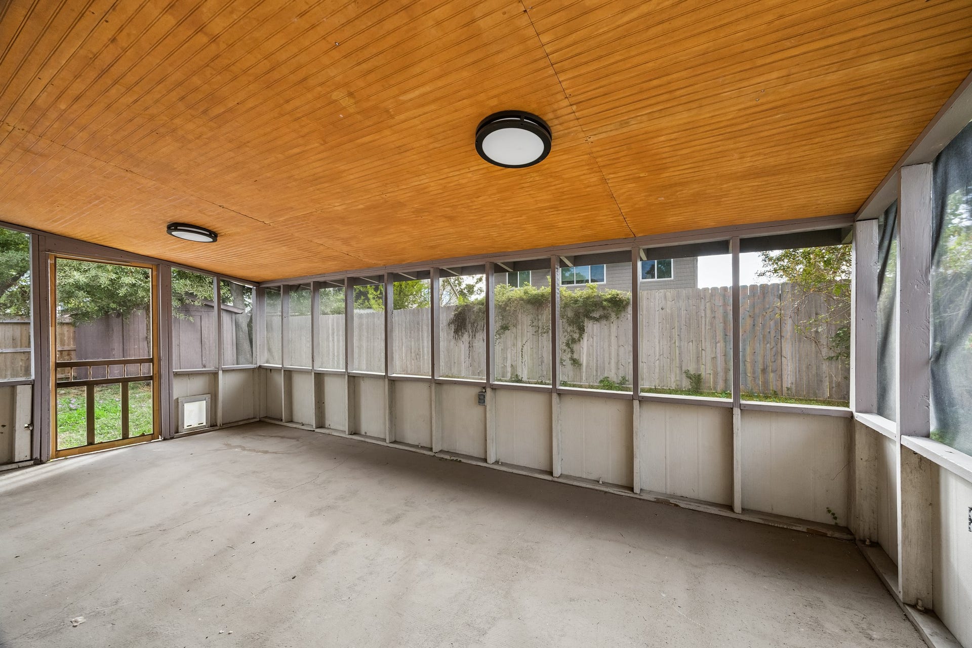 2319 Hampton Road, League City, TX 77573 Great outdoor living space! Screened-in to keep the mosquitos away!