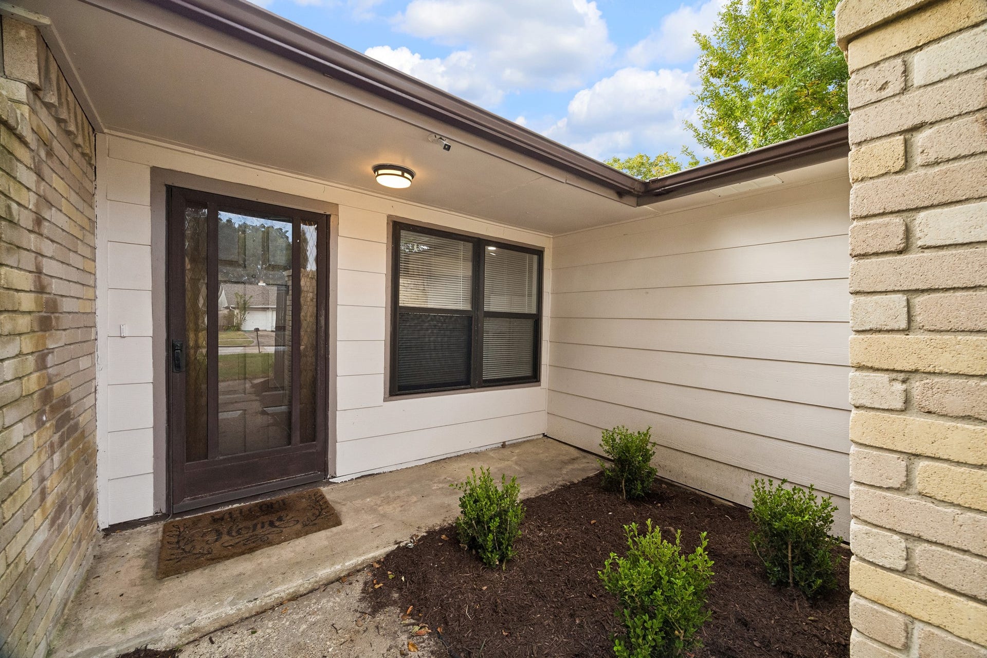 2319 Hampton Road, League City, TX 77573 Screen door allows light in on those great sunny days!