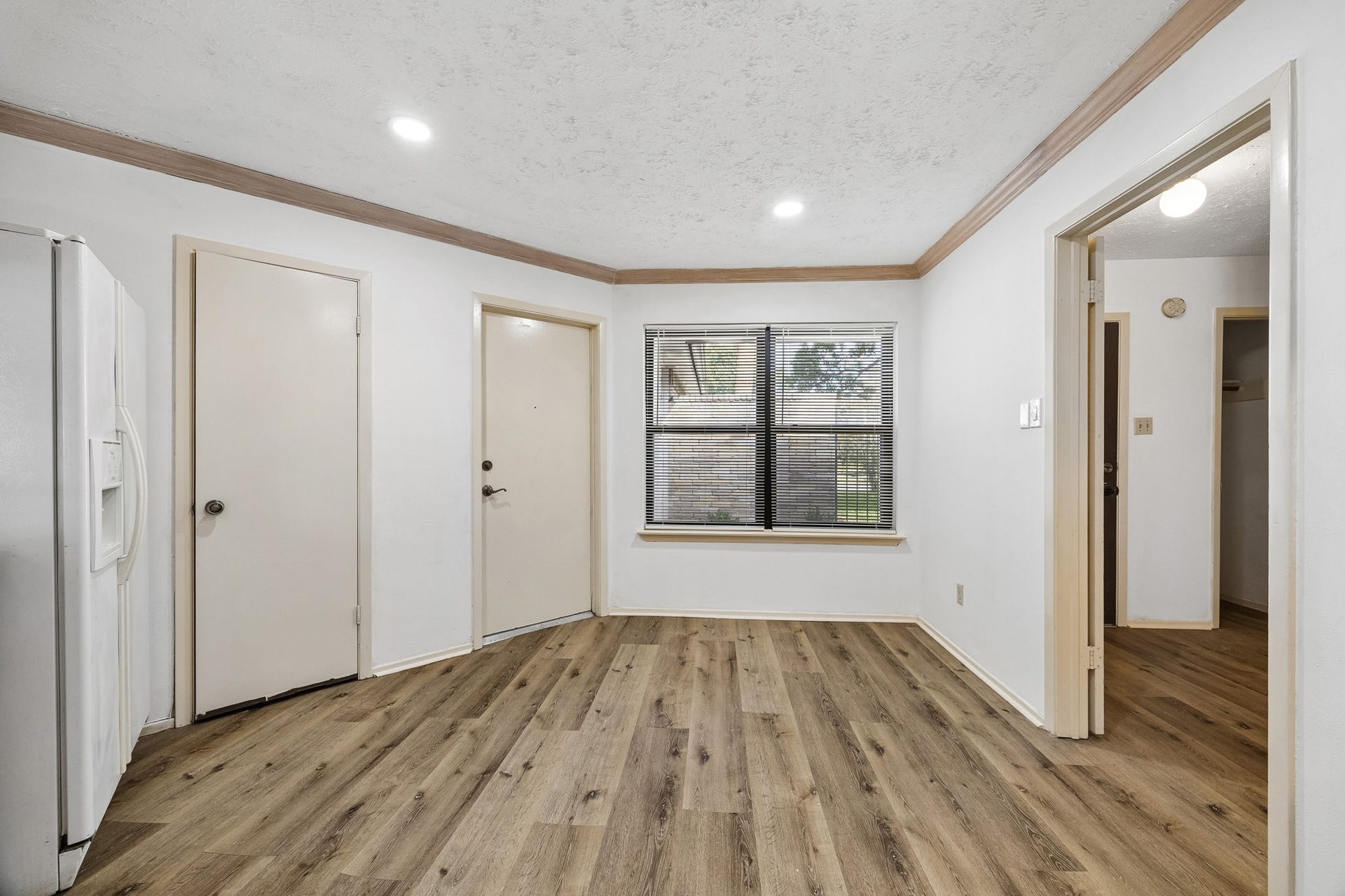 2319 Hampton Road, League City, TX 77573 Kitchen includes eat-in space, walk-in pantry and easy access to the garage.