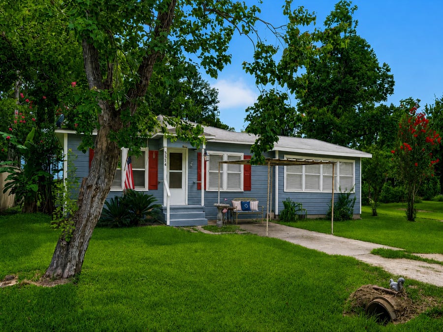Property photo for 3514 Commerce Street, Damon, TX