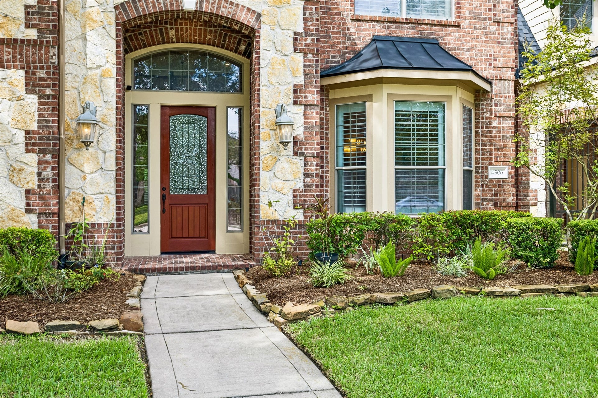 4506 Beacon View Court, Sugar Land, TX 77479 Welcoming front entry.