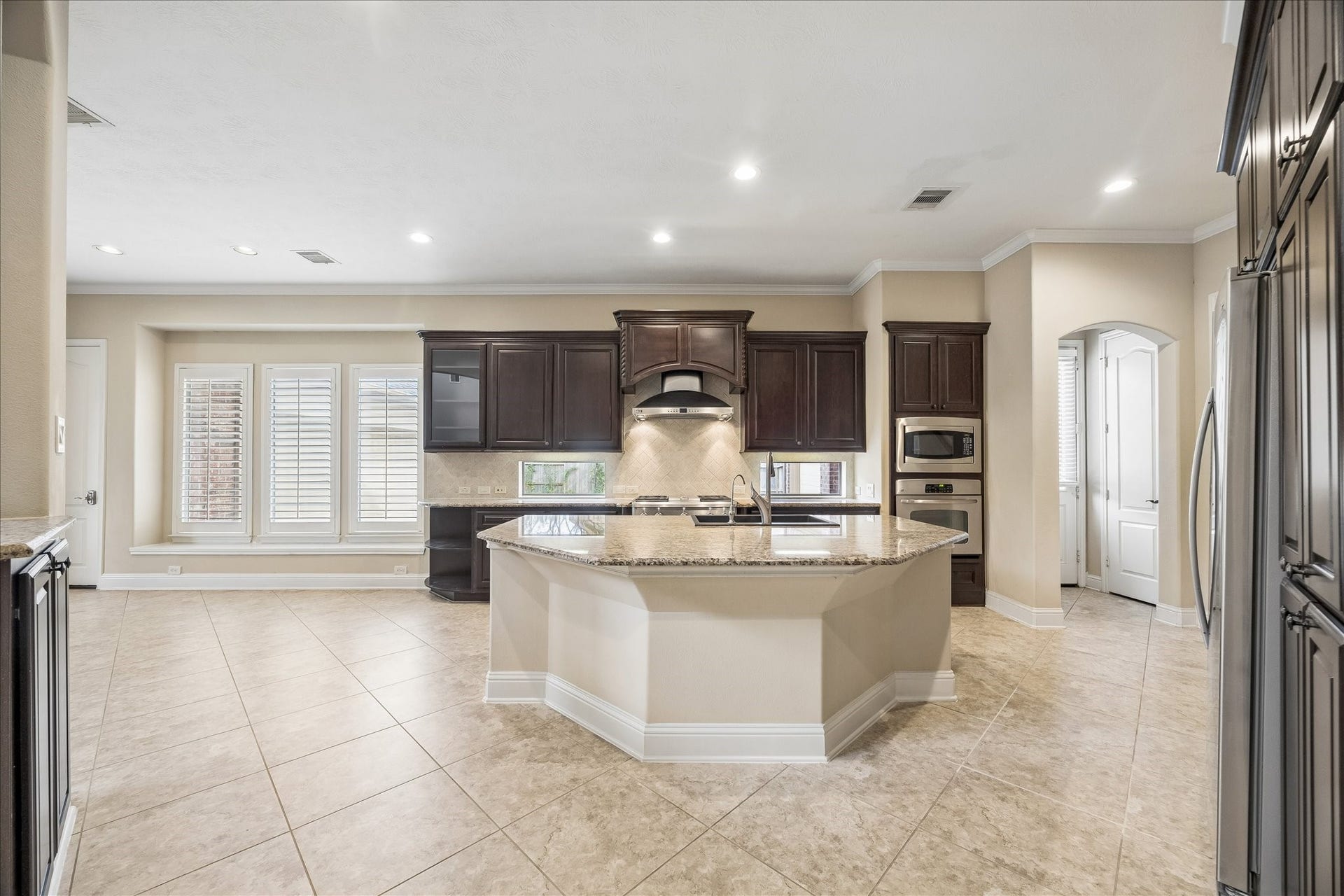 4506 Beacon View Court, Sugar Land, TX 77479 This large kitchen island provides room for additional seating.
