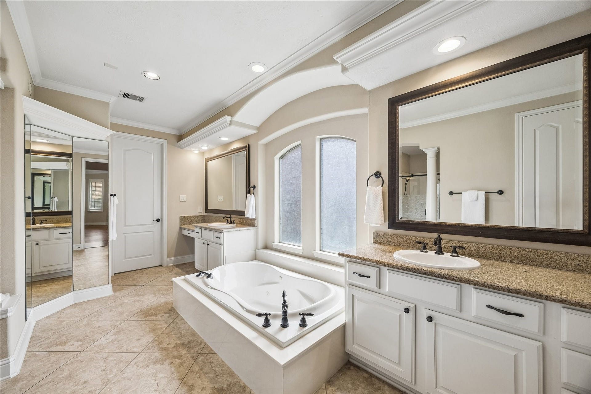 4506 Beacon View Court, Sugar Land, TX 77479 Amazing primary bath features sunken whirpool tub, dual vanities, separate shower and two walk-in closets.