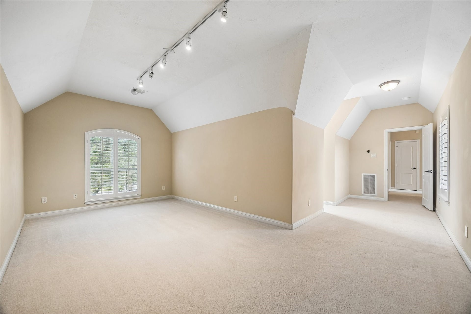 4506 Beacon View Court, Sugar Land, TX 77479 The possibilities are endless for this flex space which is located over the 3rd car garage. Perhaps a Media Room is in your plans or you need a second office space. Perhas an exercise room or home school space would fit your needs.