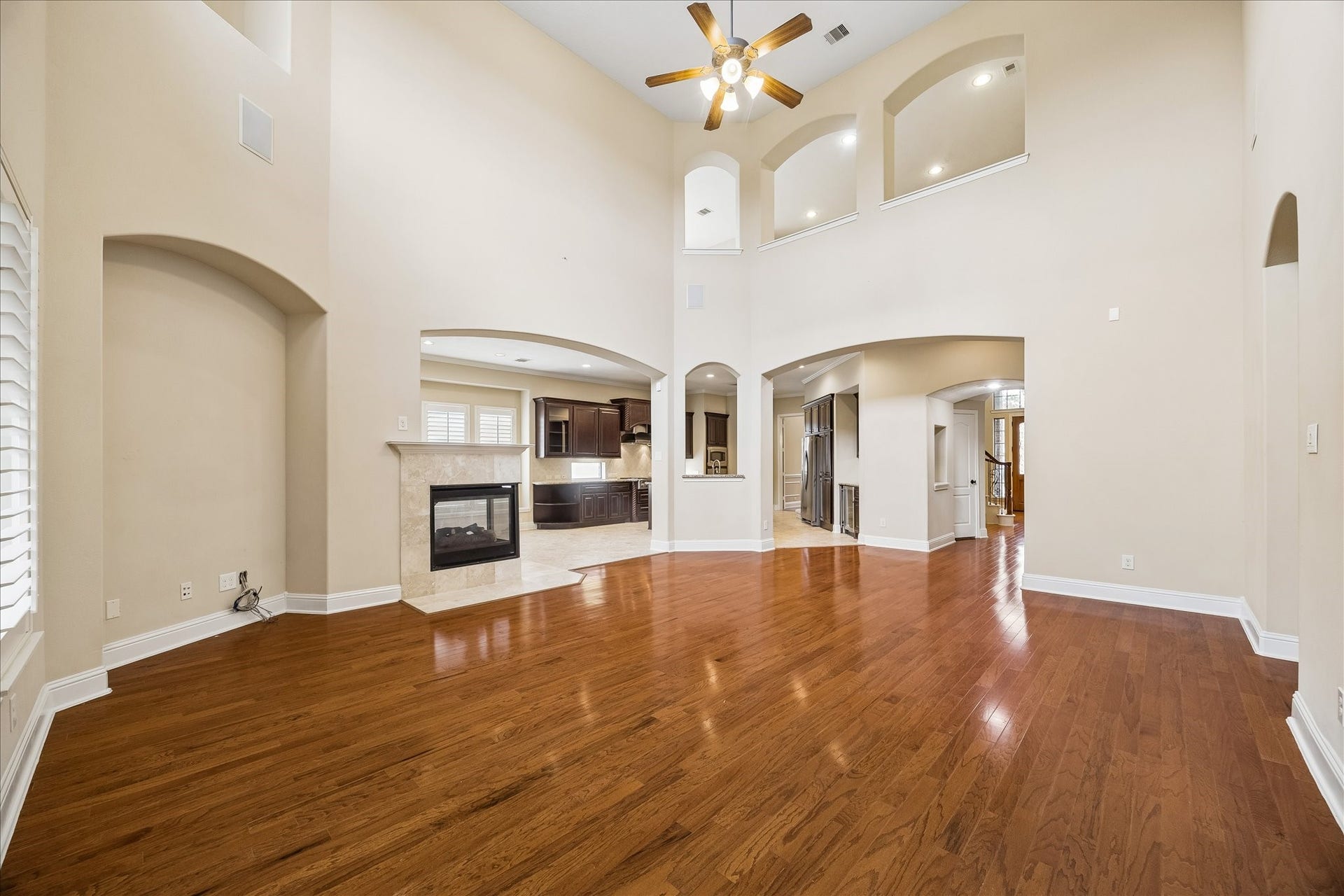 4506 Beacon View Court, Sugar Land, TX 77479 The family room is open to the kitchen and casual dining space.