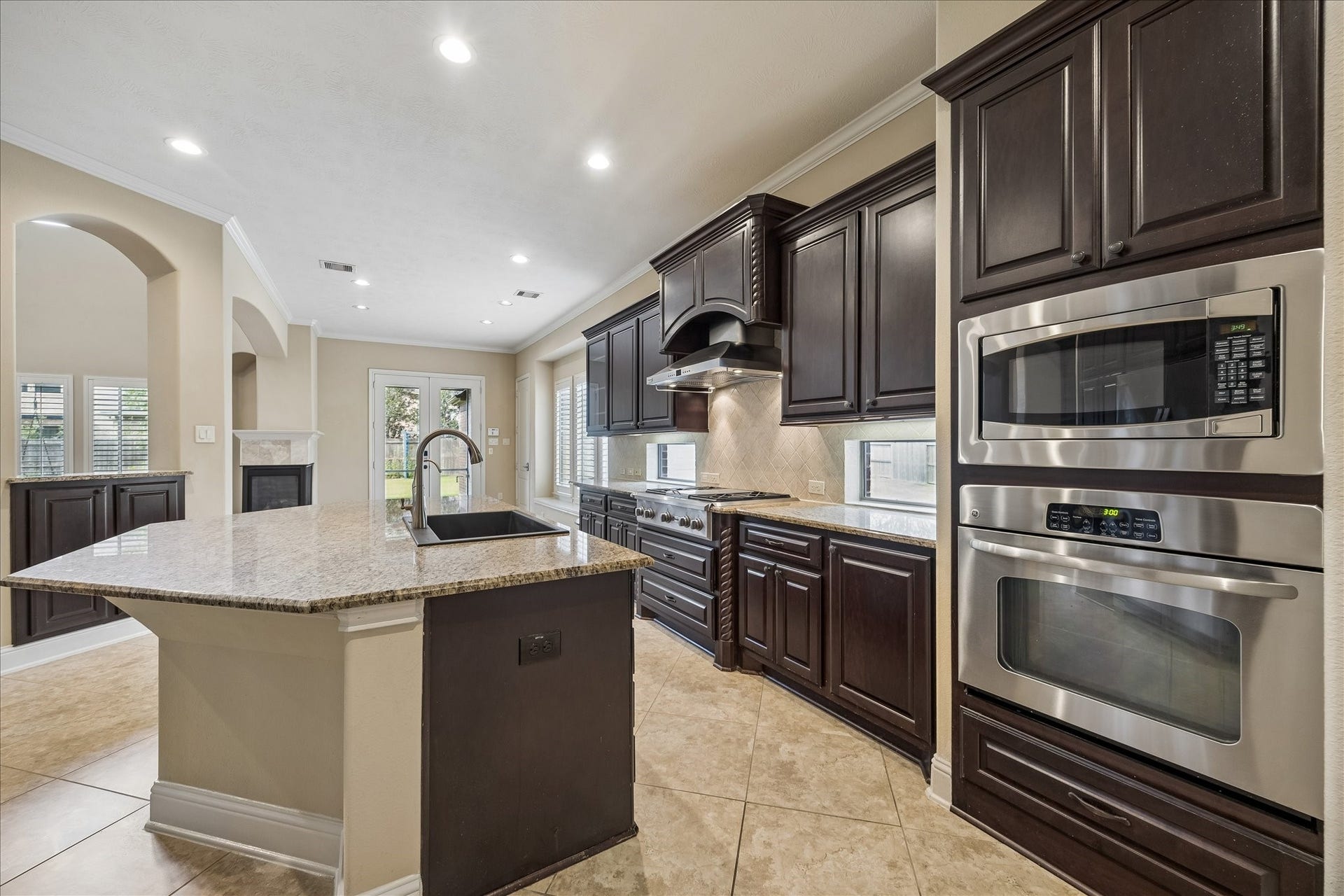 4506 Beacon View Court, Sugar Land, TX 77479 The kitchen features a single basin sink and professional grade cooktop and vent hoof.