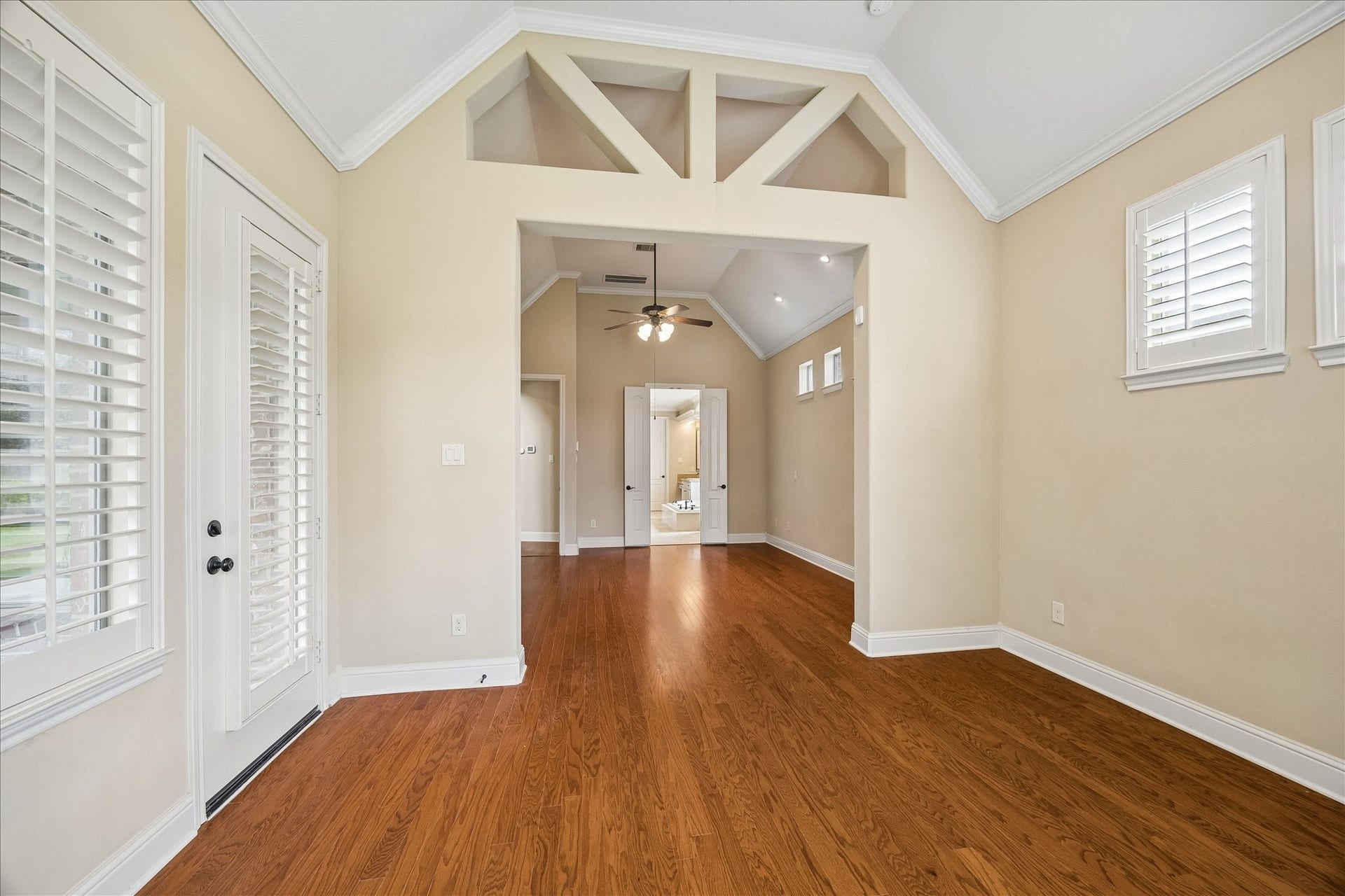 4506 Beacon View Court, Sugar Land, TX 77479 The primary suite sitting area provides access to the screened-in back-yard patio.