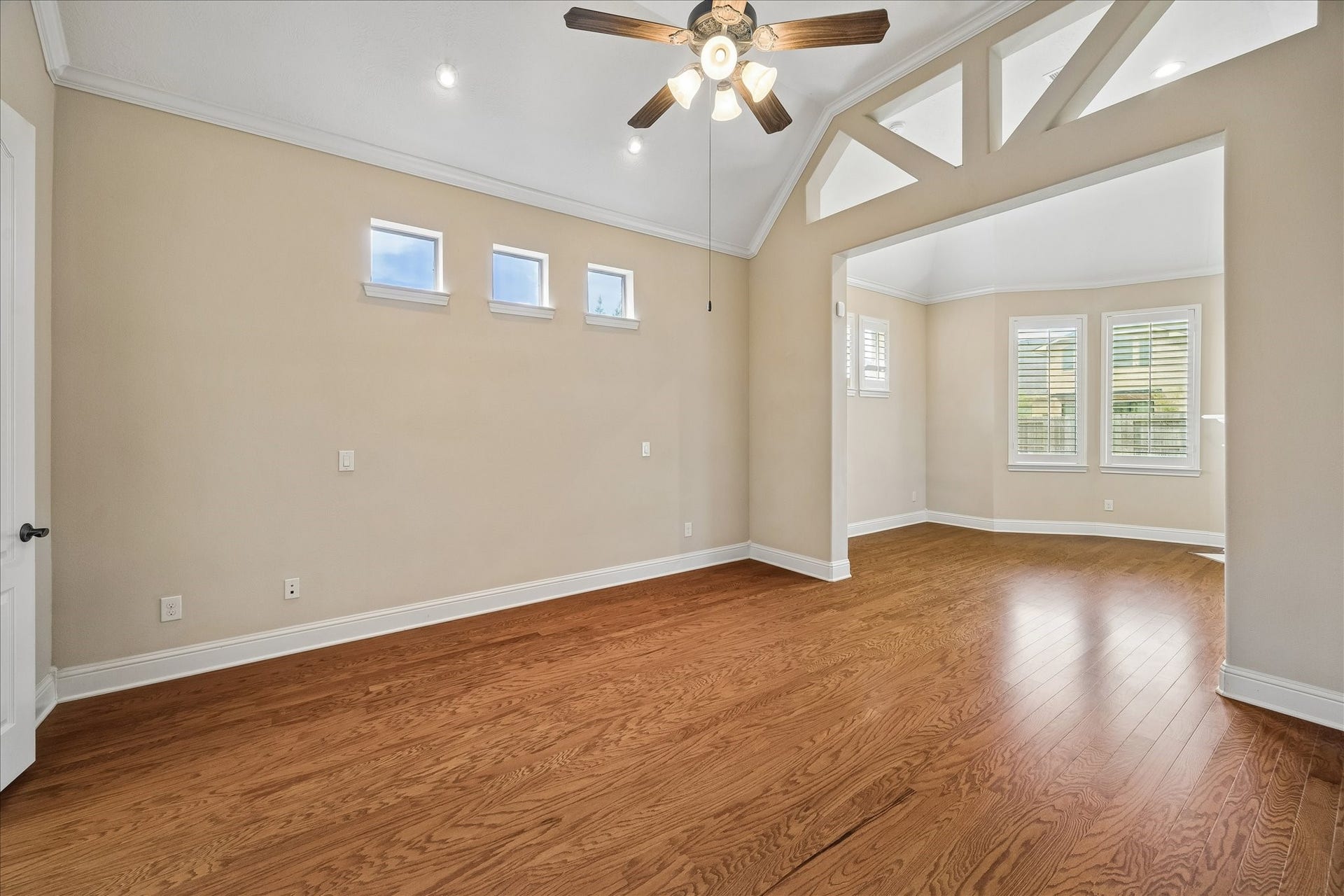 4506 Beacon View Court, Sugar Land, TX 77479 This primary suite is complete with wood floors and sitting area. Convenient reading lights are thoughtfully installed above the bed area.