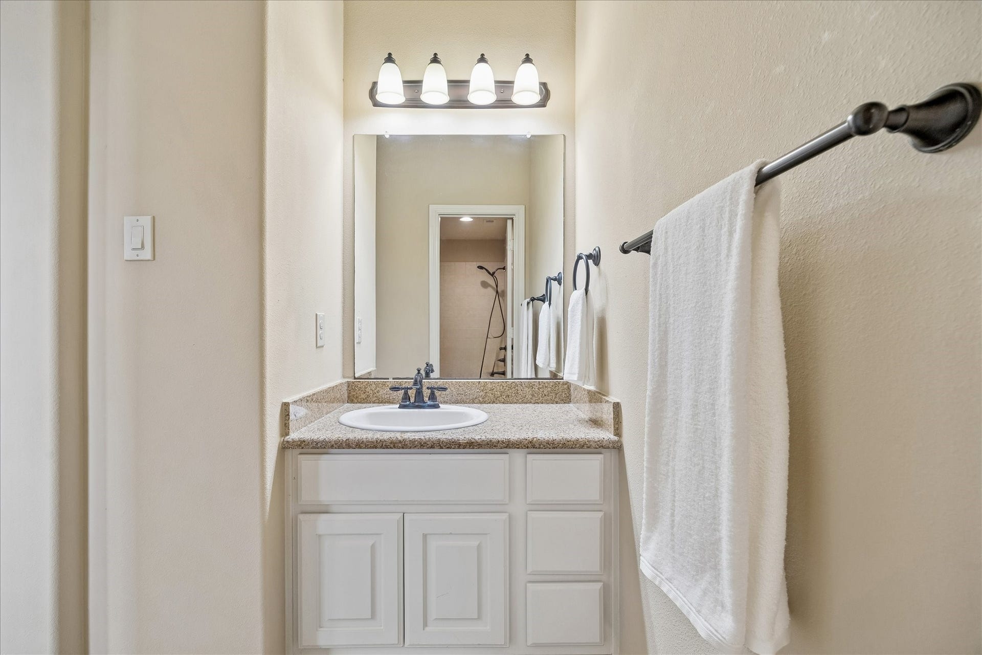 4506 Beacon View Court, Sugar Land, TX 77479 This is the other end of the shared Hollywood bath.