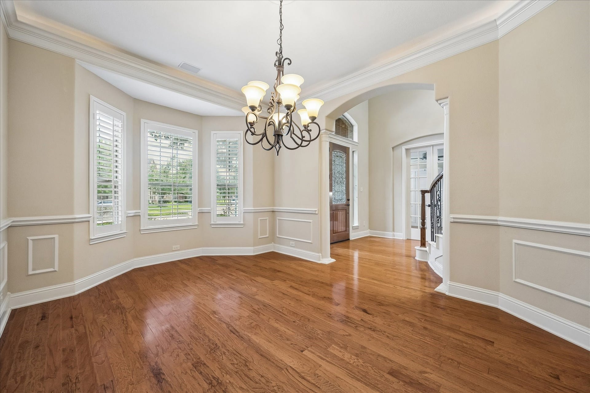 4506 Beacon View Court, Sugar Land, TX 77479 Dinner for twelve is easily accommodated in this generouly sized formal dining room.
