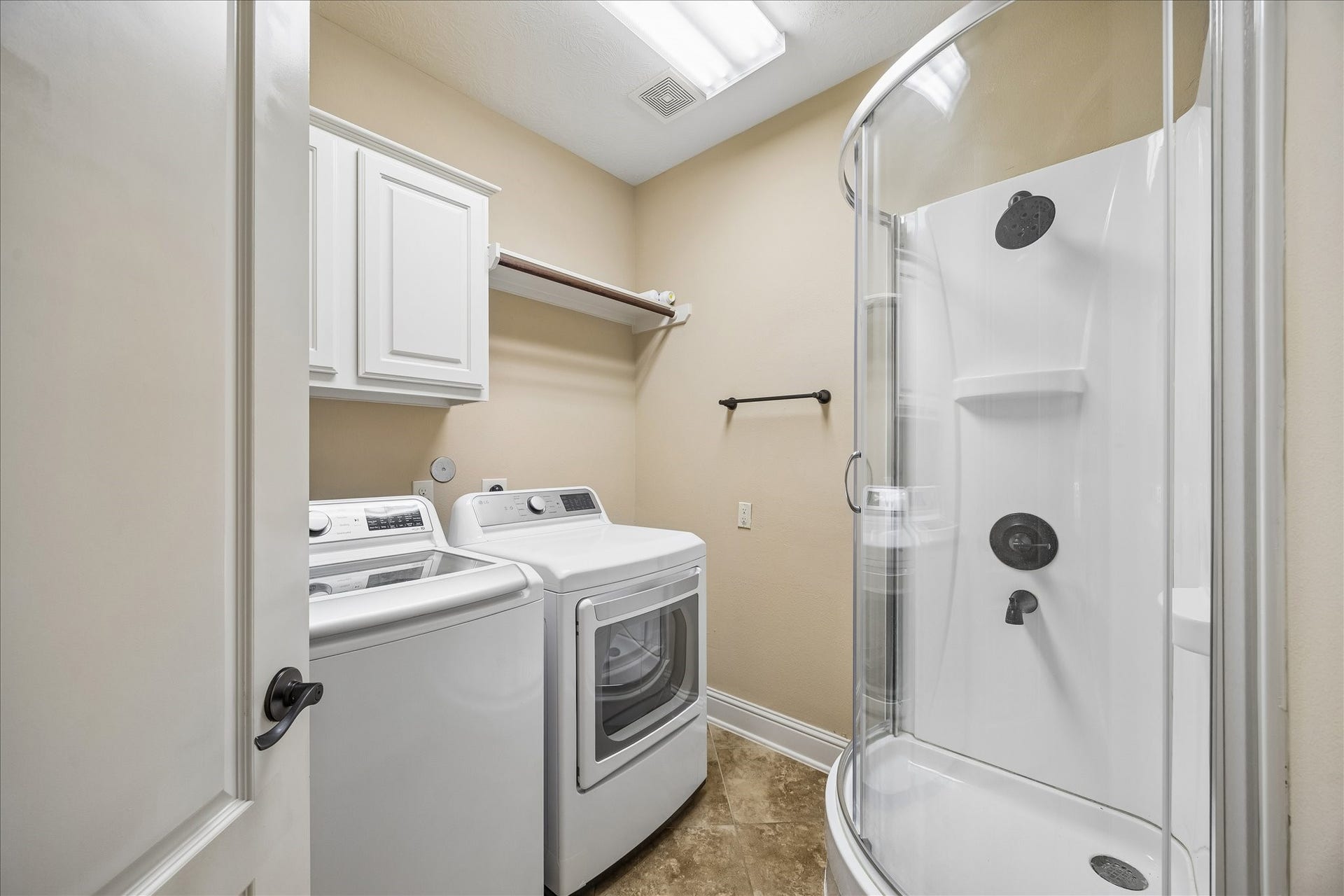 4506 Beacon View Court, Sugar Land, TX 77479 Utility room has a built-in dog wash or person wash!