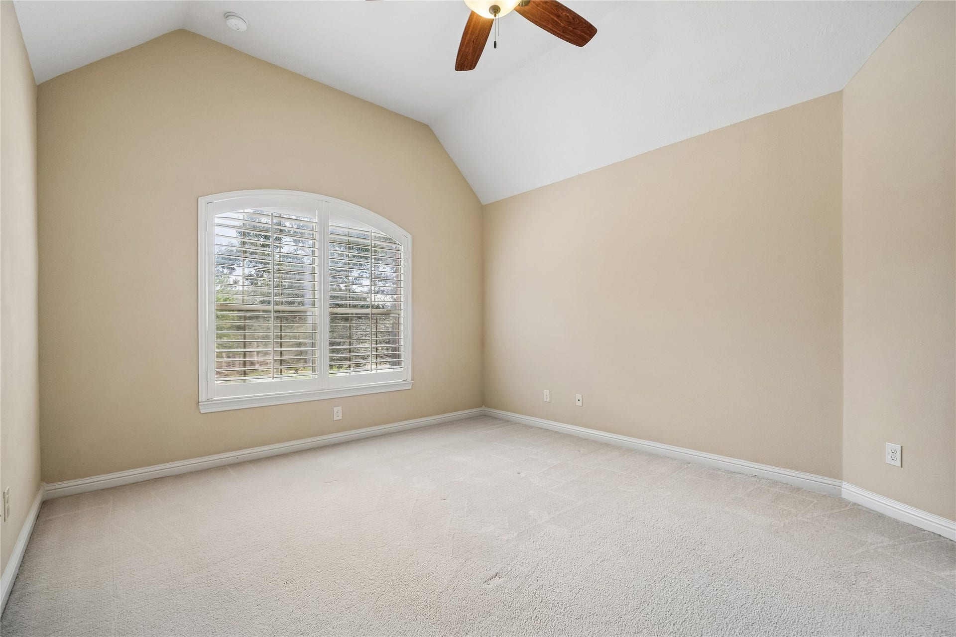 4506 Beacon View Court, Sugar Land, TX 77479 Bedroom #4 upstairs is quite spacious with a view of the trees and the cul-de-sac.