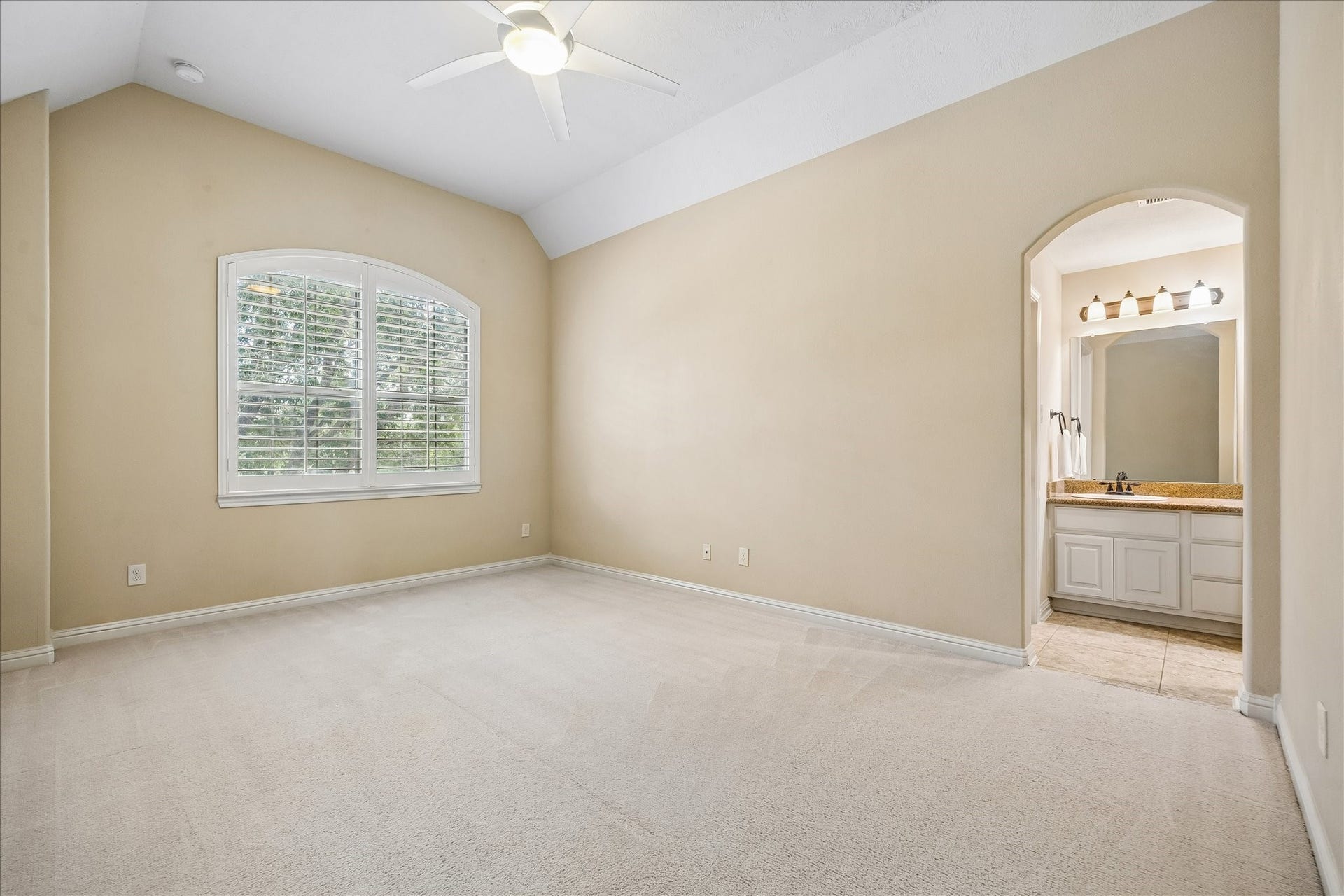 4506 Beacon View Court, Sugar Land, TX 77479 On the 2nd floor, Bedroom #2 shares a Hollywood bath with Bedroom #3.