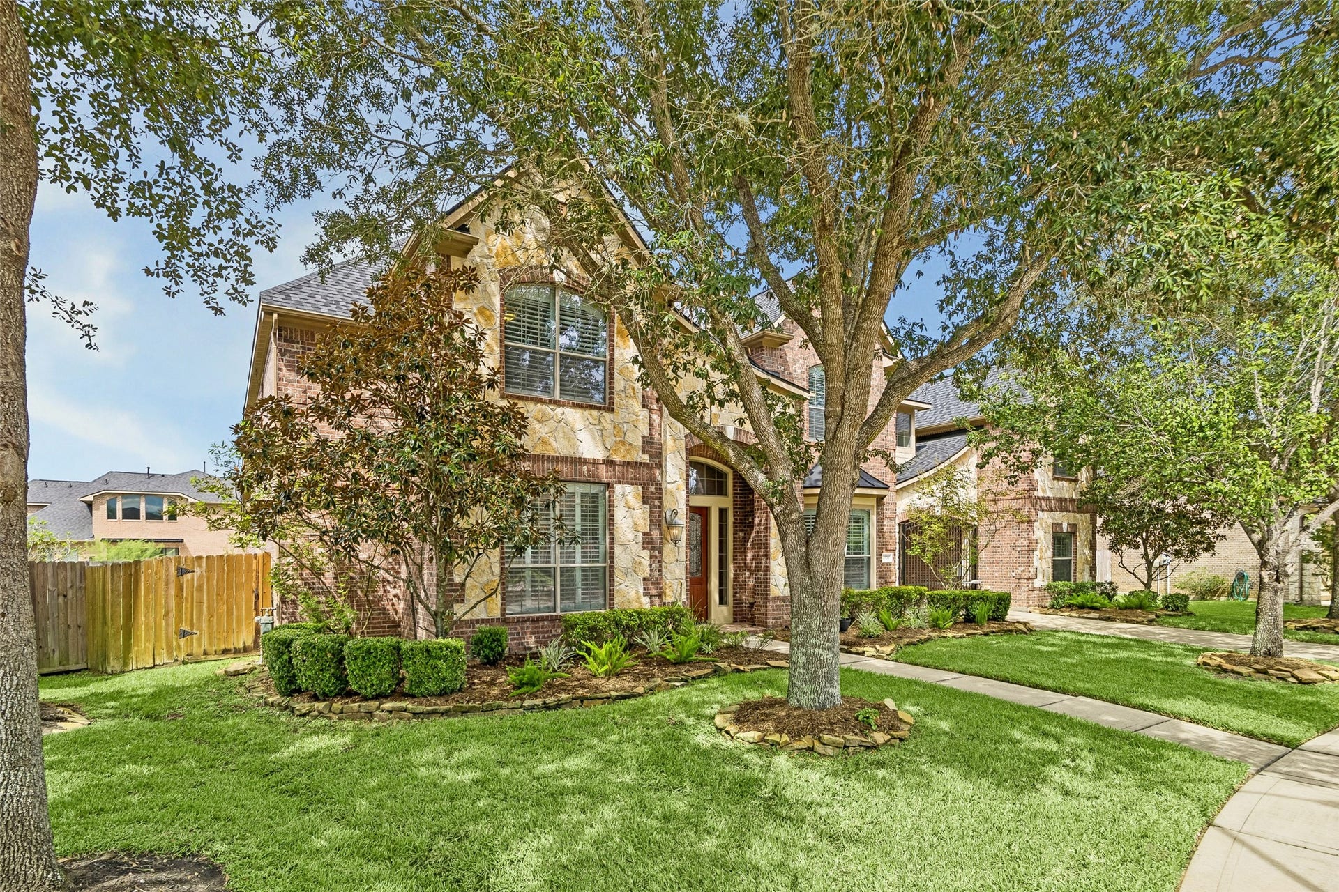 4506 Beacon View Court, Sugar Land, TX 77479 Oversized cul-de-sac lot and mature landscaping.