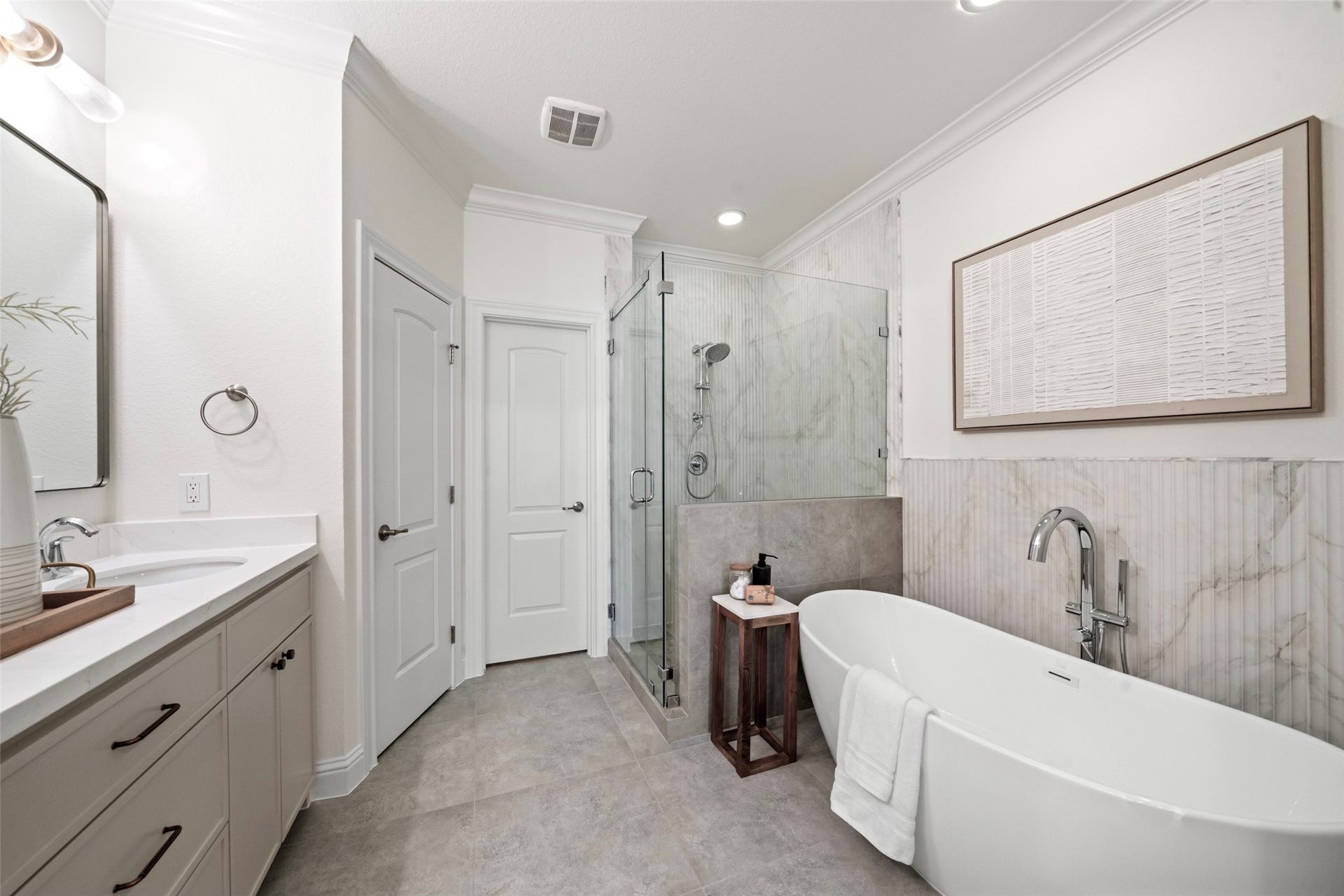 2627 Shady Woods Lane, Houston, TX 77008 Primary en suite bathroom completely updated and the perfect respite at the end of the day.