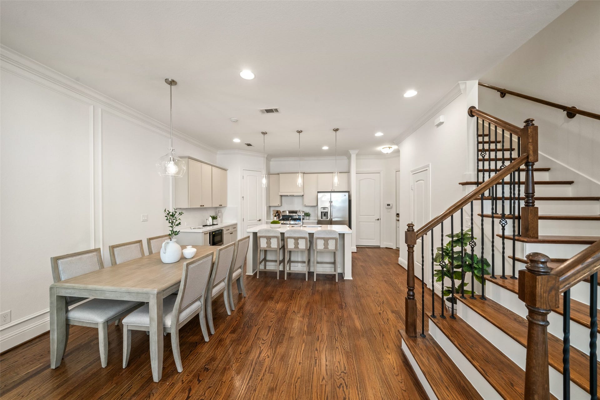 2627 Shady Woods Lane, Houston, TX 77008 An ideal layout for easy living.