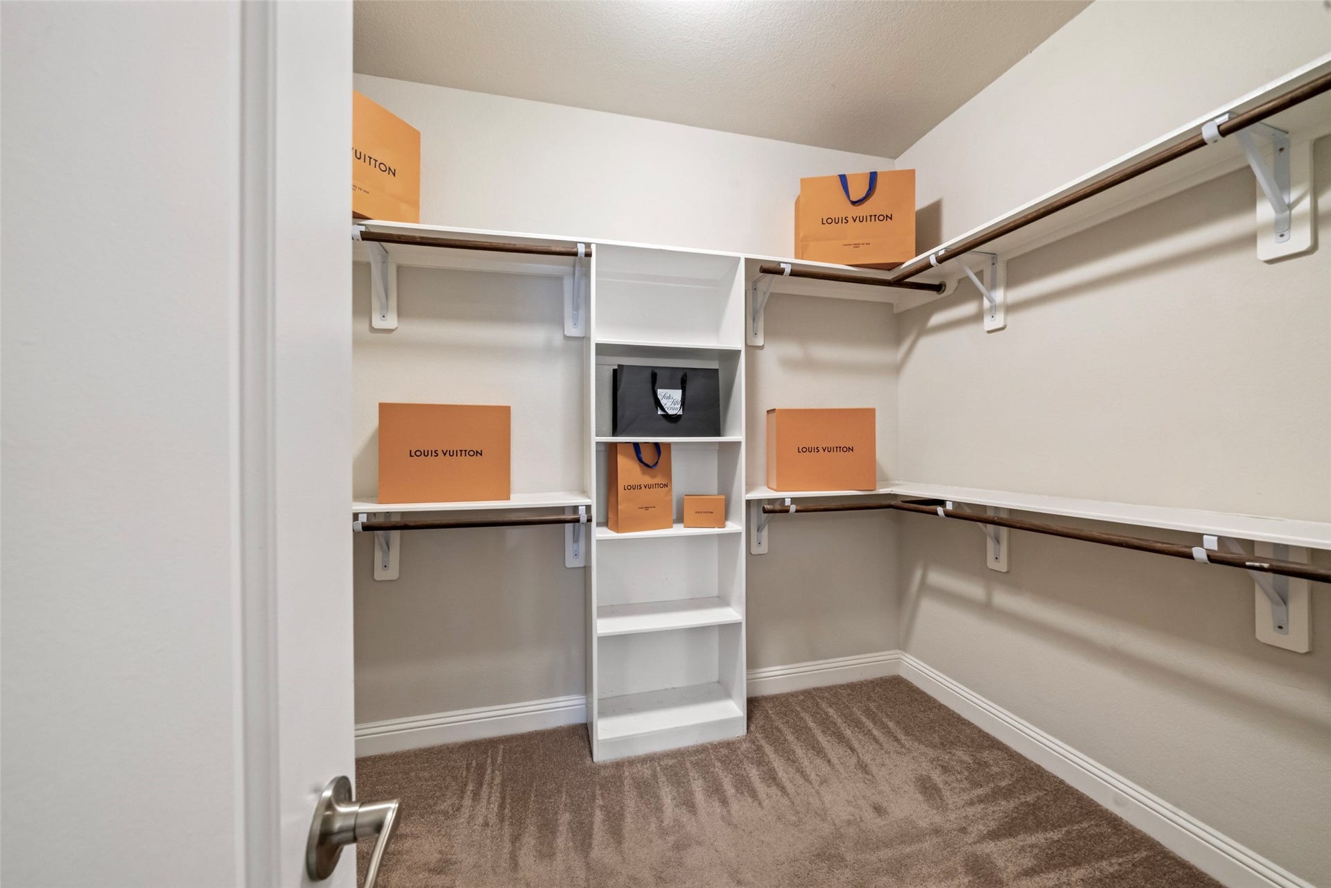 2627 Shady Woods Lane, Houston, TX 77008 Enjoy a sizable, walk-in closet attached to the en suite primary bathroom.