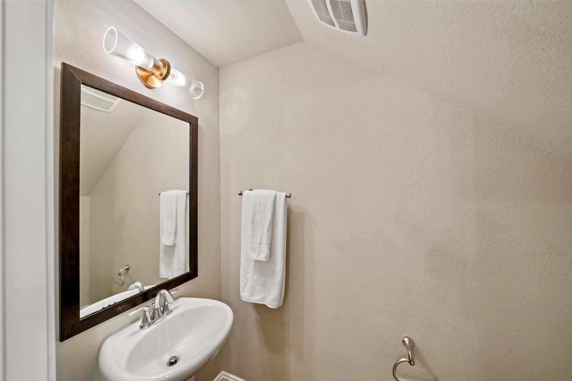 2627 Shady Woods Lane, Houston, TX 77008 The half bath is conveniently located just off the kitchen.