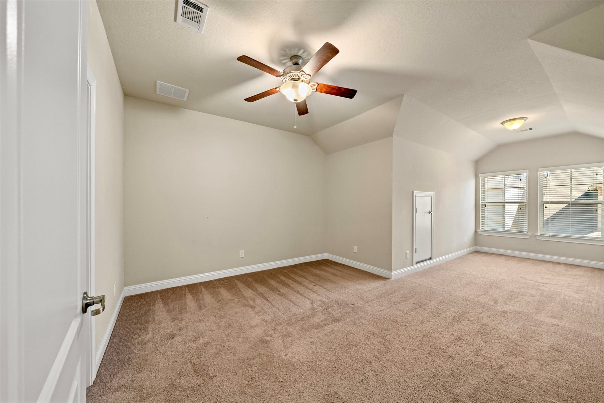 2627 Shady Woods Lane, Houston, TX 77008 Bedroom 3 with bonus space for office, play space, sitting nook, etc. A mirror image of bedrooom 2 layout.