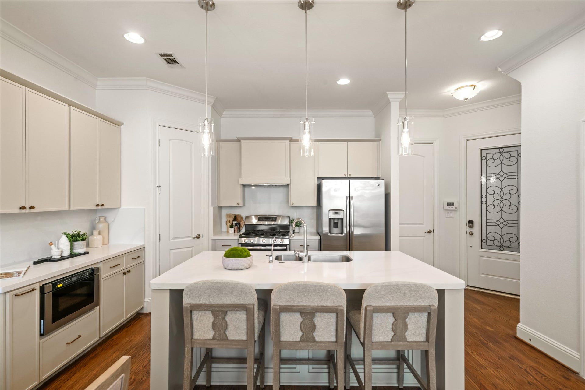 2627 Shady Woods Lane, Houston, TX 77008 Completely updated kitchen with gorgeous quartz counters, stainless appliance, bar for a quick bit, custom vent hood, and built-in microwave drawer.