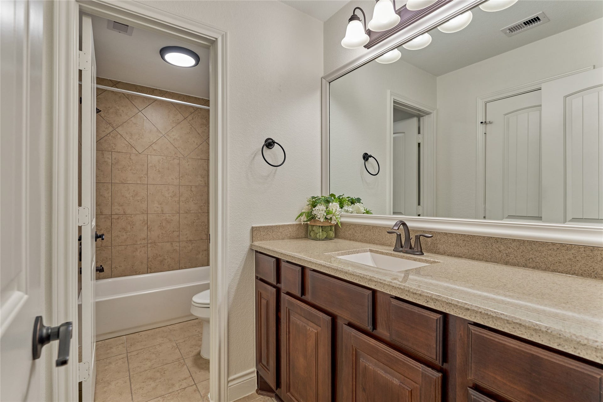 32 Waterford Way, Montgomery, TX 77356 32 Waterford Way, Montgomery, TX 77356
