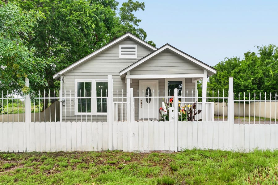 Property photo for 107 N 10th Street, Richmond, TX