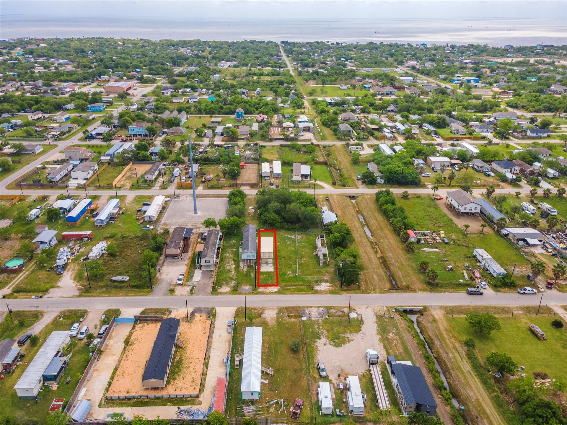 437 16th Street, San Leon, TX 77539 Purchase the lot next door for added yard space!